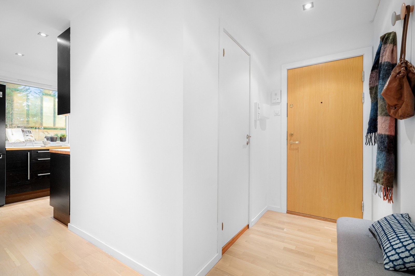 Leiligheten holdes god og lun på vinterstid med sentralvarme til radiatorer. Både oppvarming med sentralvarme og varmtvann, samt kollektiv start (TV) og bredbånd er inkludert i felleskostnadene. Galleribilde