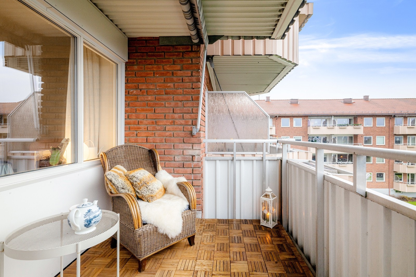 Beliggenheten i byggets 3. etasje og mot syd sørger for gode solforhold fra morgen til sen ettermiddag. Galleribilde