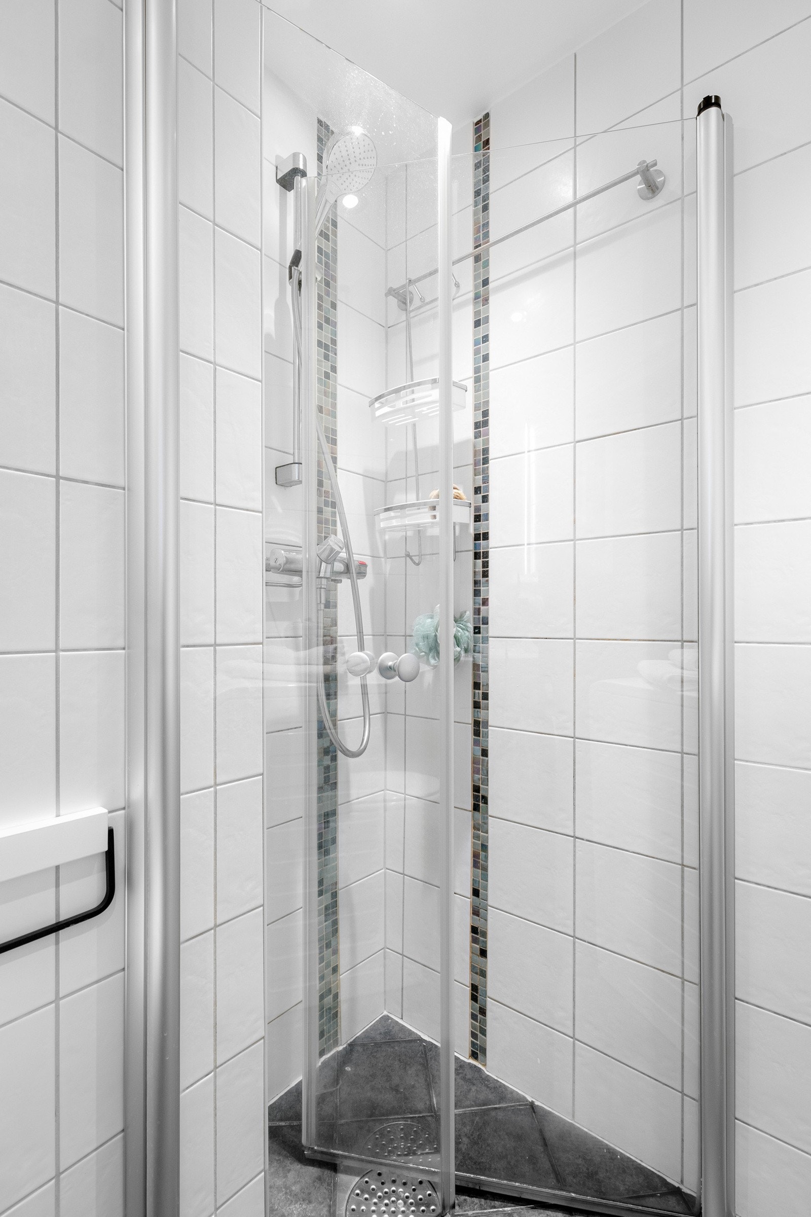 I hjørnet er det opplegg for vaskemaskin som medfølger i handelen. Galleribilde