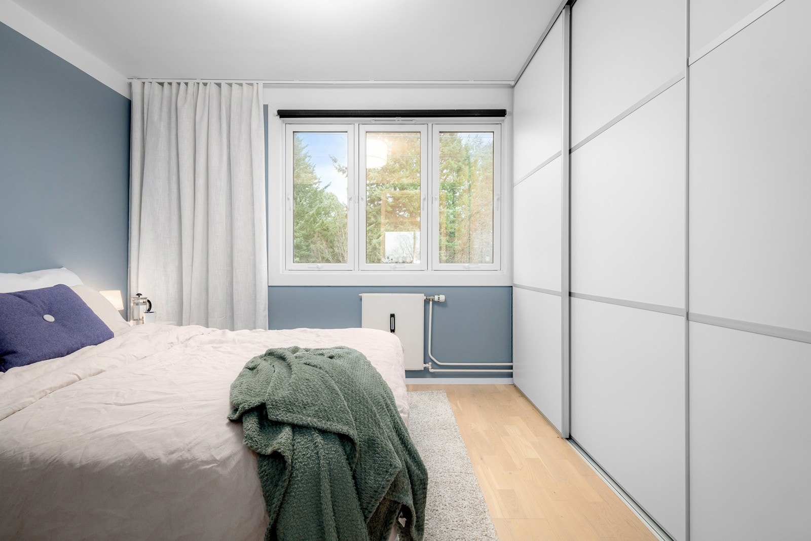 Den store vindusflaten slipper inn flott lys, samtidig som det ikke er noe innsyn Galleribilde