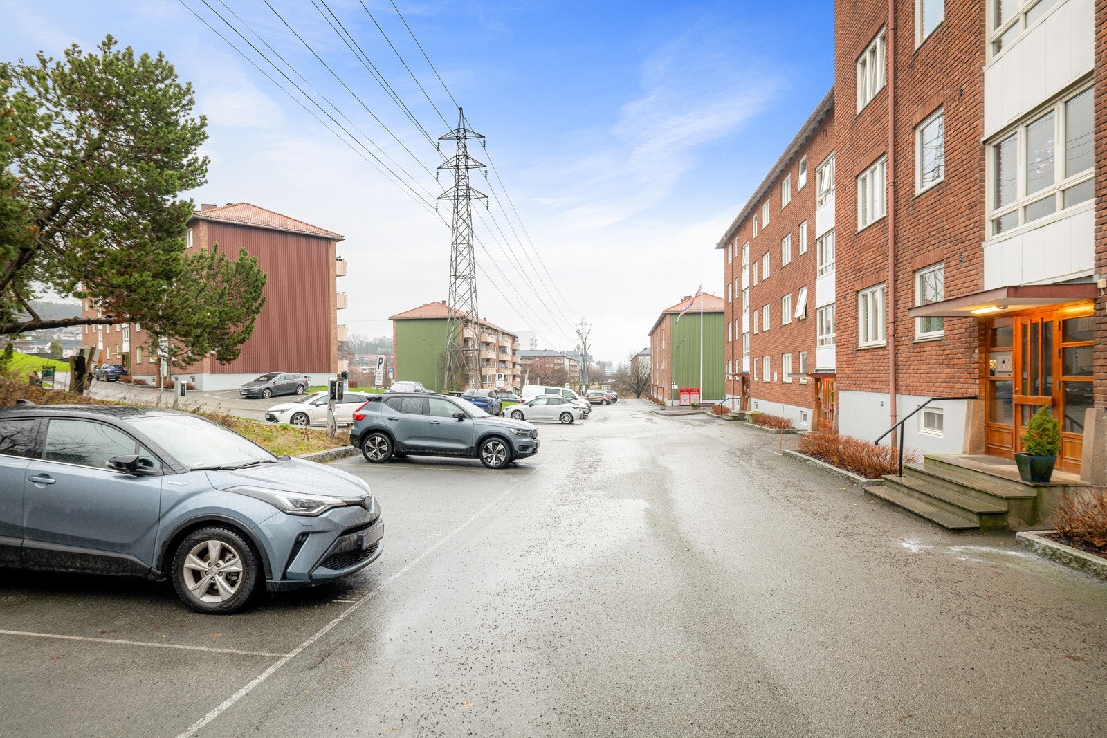 Borettslaget har parkeringsplasser som leies ut til beboerne etter lister. Som beboer har du også tilgang til felles fasiliteter som for eksempel felles boder for oppbevaring av sykkel/barnevogn/dekk, lounge, trimrom, badstue, smørebod, m.m. Galleribilde