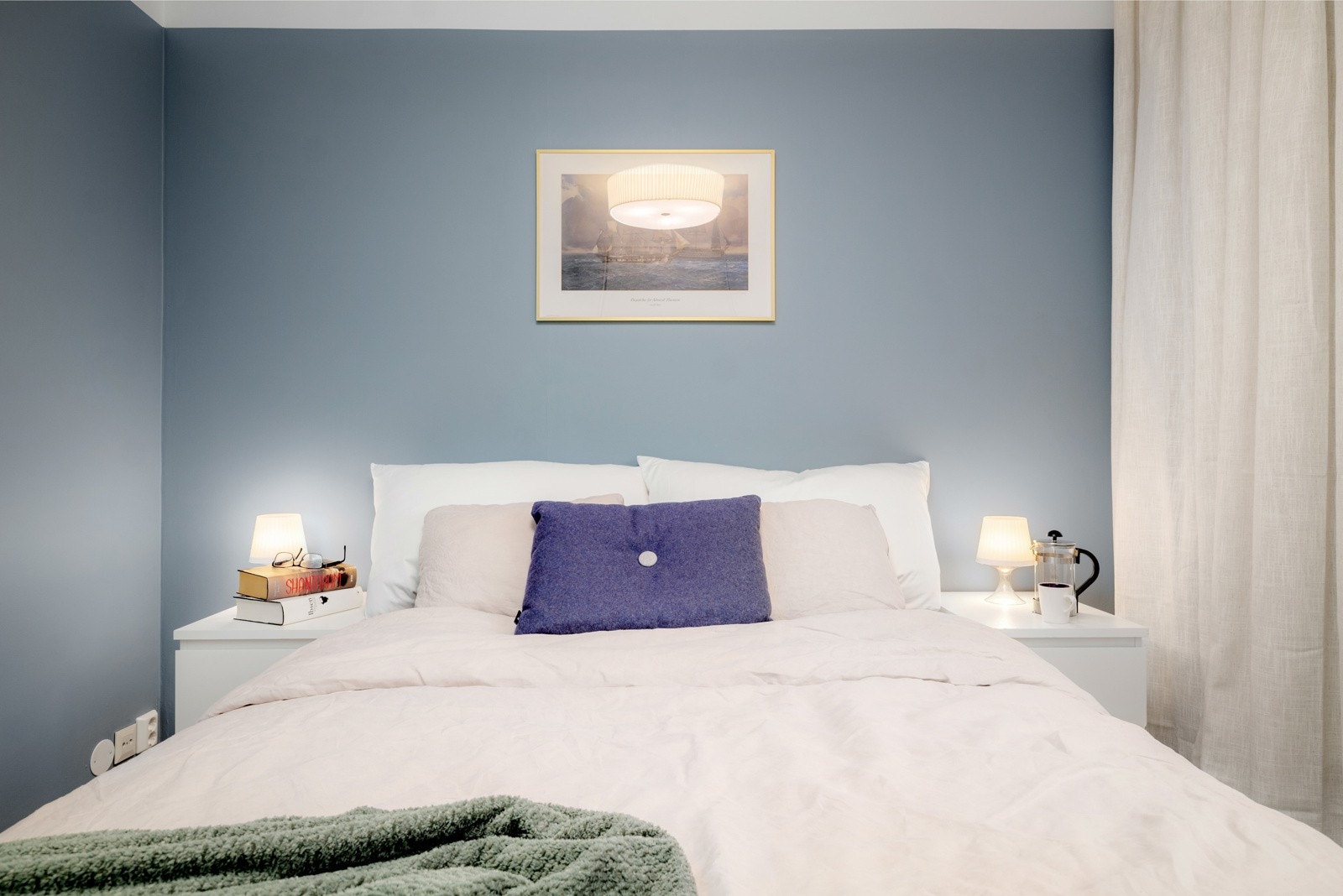 På soverommet har du naturlig plass til en stor dobbeltseng med tilhørende nattbord. Galleribilde