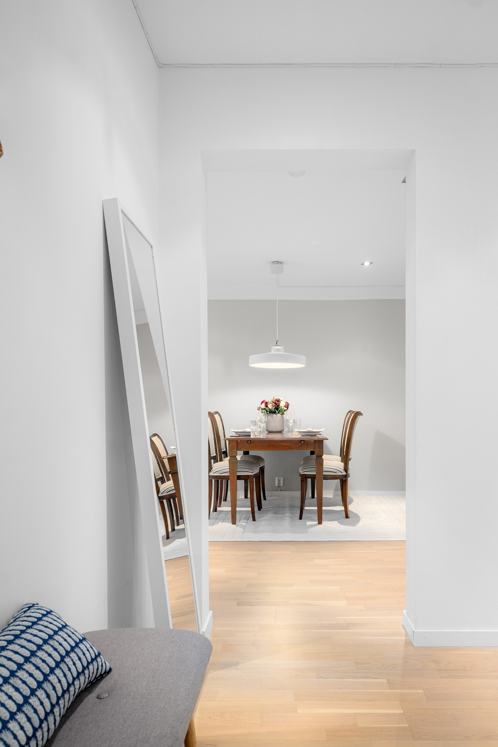 Du ønskes velkommen inn i en lys entré med plass til sko og oppheng av yttertøy. Galleribilde