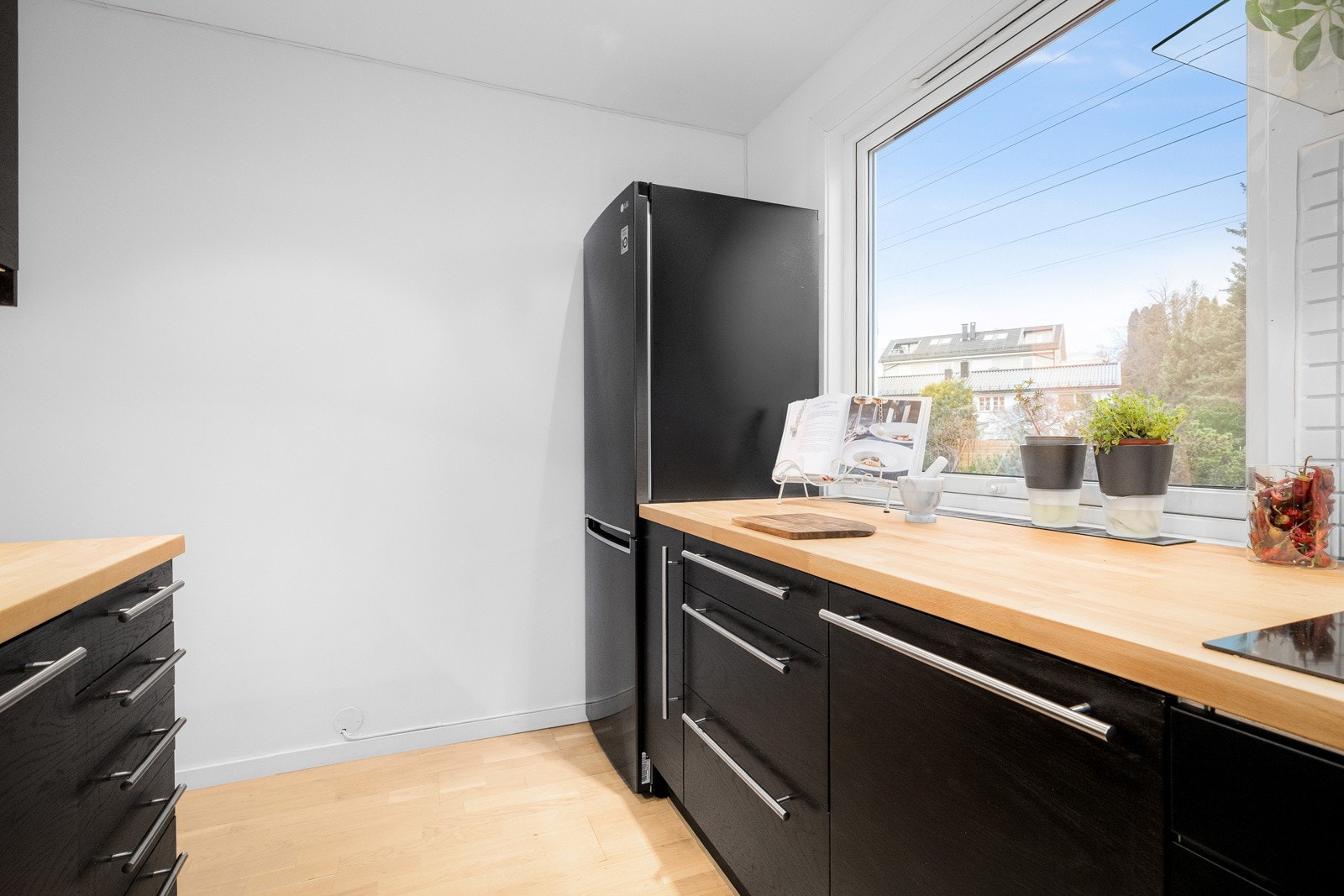 Kjøkkenet er fullt utstyrt med nyere hvitevarer som medfølger i handelen. Medfølgende hvitevarer som nedfelt platetopp (2025), stekeovn (2025), oppvaskmaskin (2024) og kjøleskap med frysedel (2024). Galleribilde