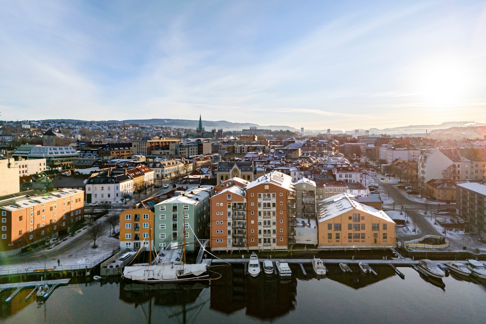 Velkommen til det populære sameiet Sanden Brygge og en stor 3-roms selveier med heis, P-plass og 2 stuer. Galleribilde