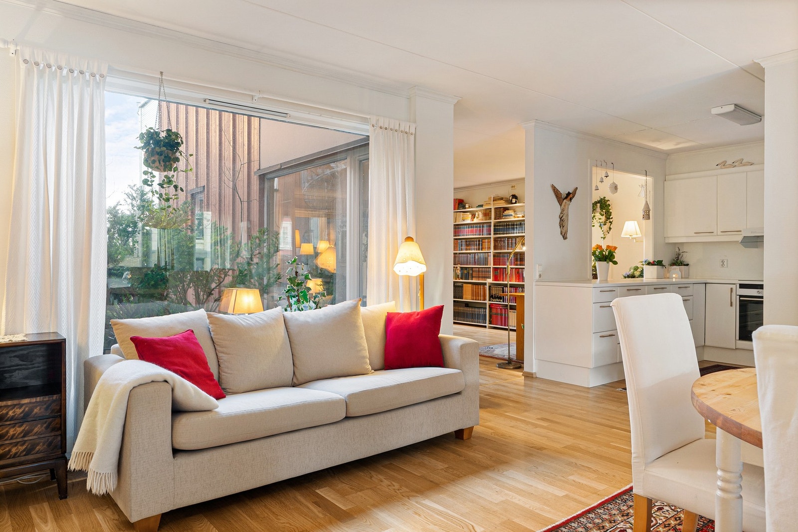 Store vindusflater og gjennomlys. Galleribilde