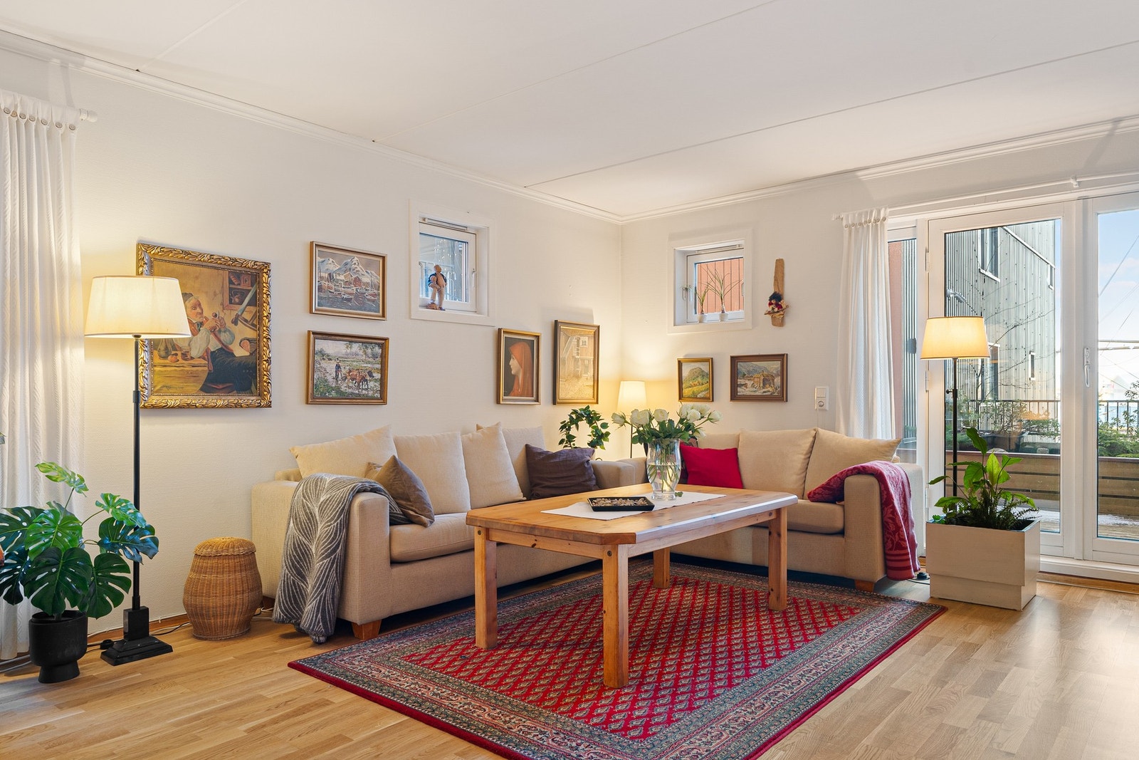 Stue med lysinnslipp fra flere kanter. Galleribilde