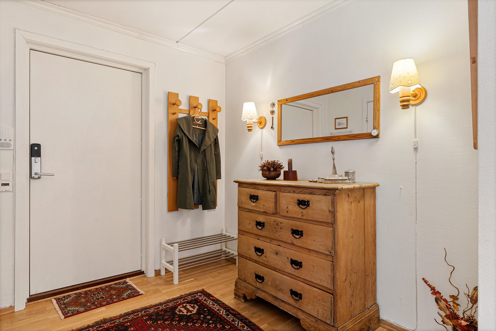 Romslig entré med god plass til oppbevaring. Galleribilde