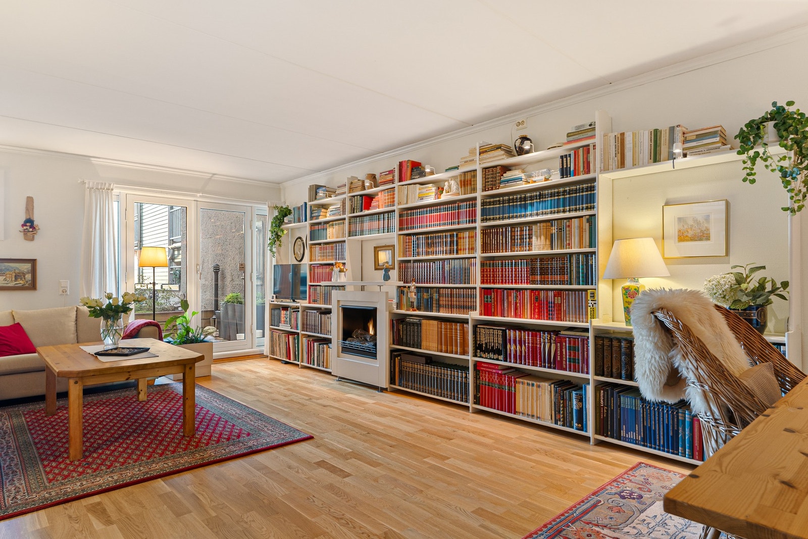 Leiligheten har 2 stuer. Denne vender ut mot kanalen og har utgang til en hyggelig terrasse. Galleribilde