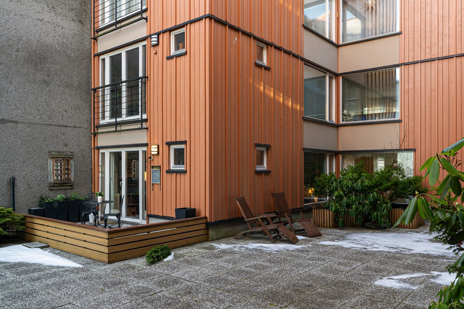 Trivelig, rolig og pent opparbeidet bakgård med egen privat markterrasse. Galleribilde