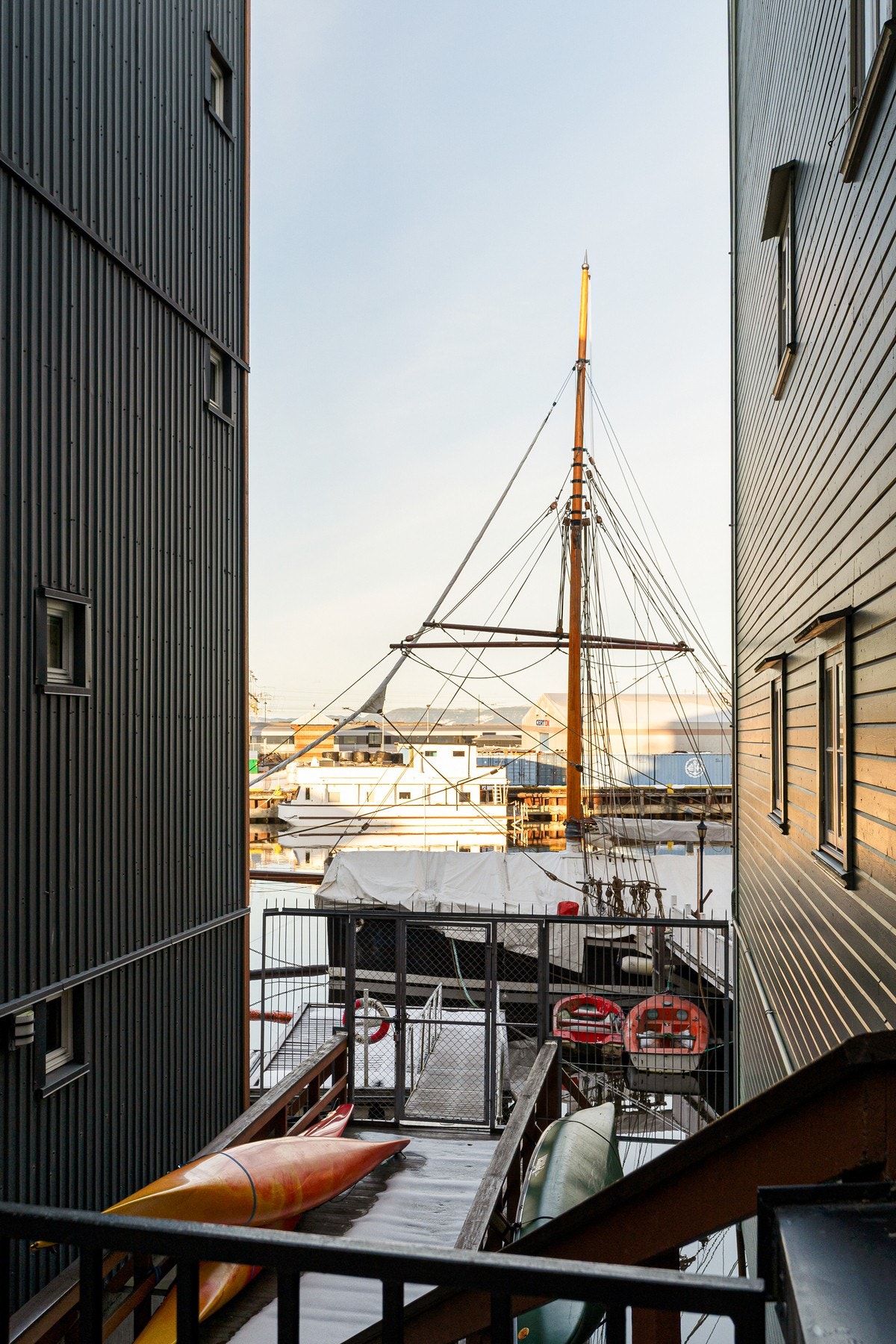 Sameiet har egen nedgang til flytebryggene som ligger i kanalen. Galleribilde