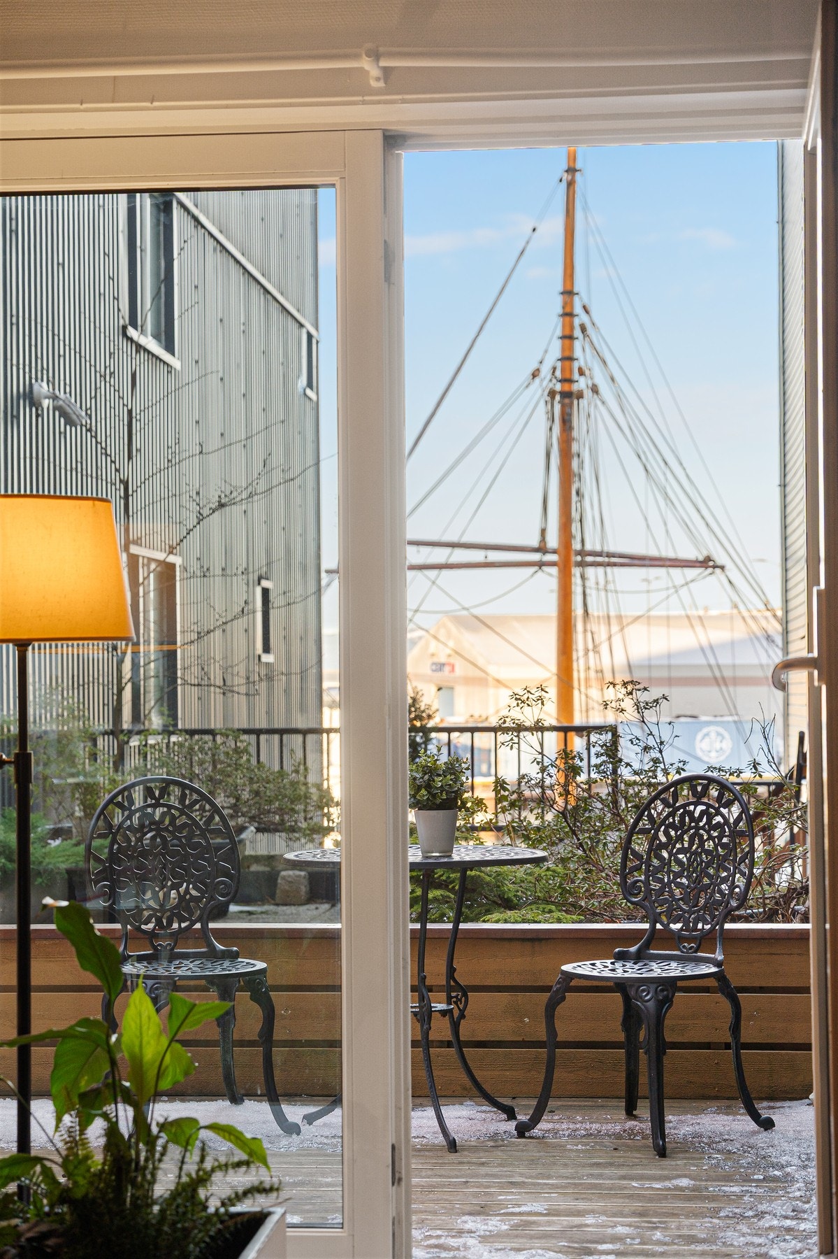 Utgang til privat terrasse med utsikt mot kanalen. Galleribilde