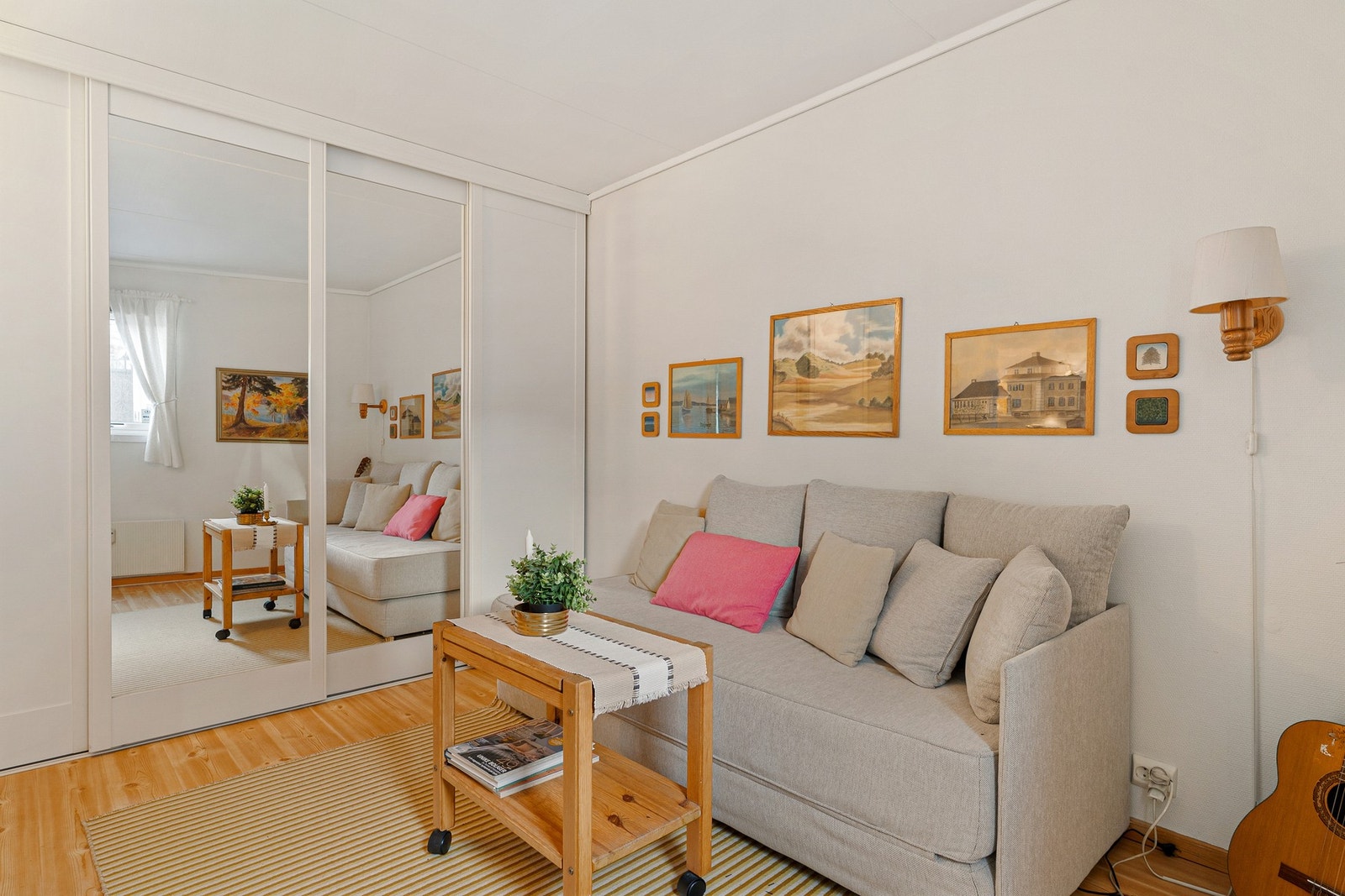 Soverom 2 har romslig skyvedørsgarderobe. Galleribilde