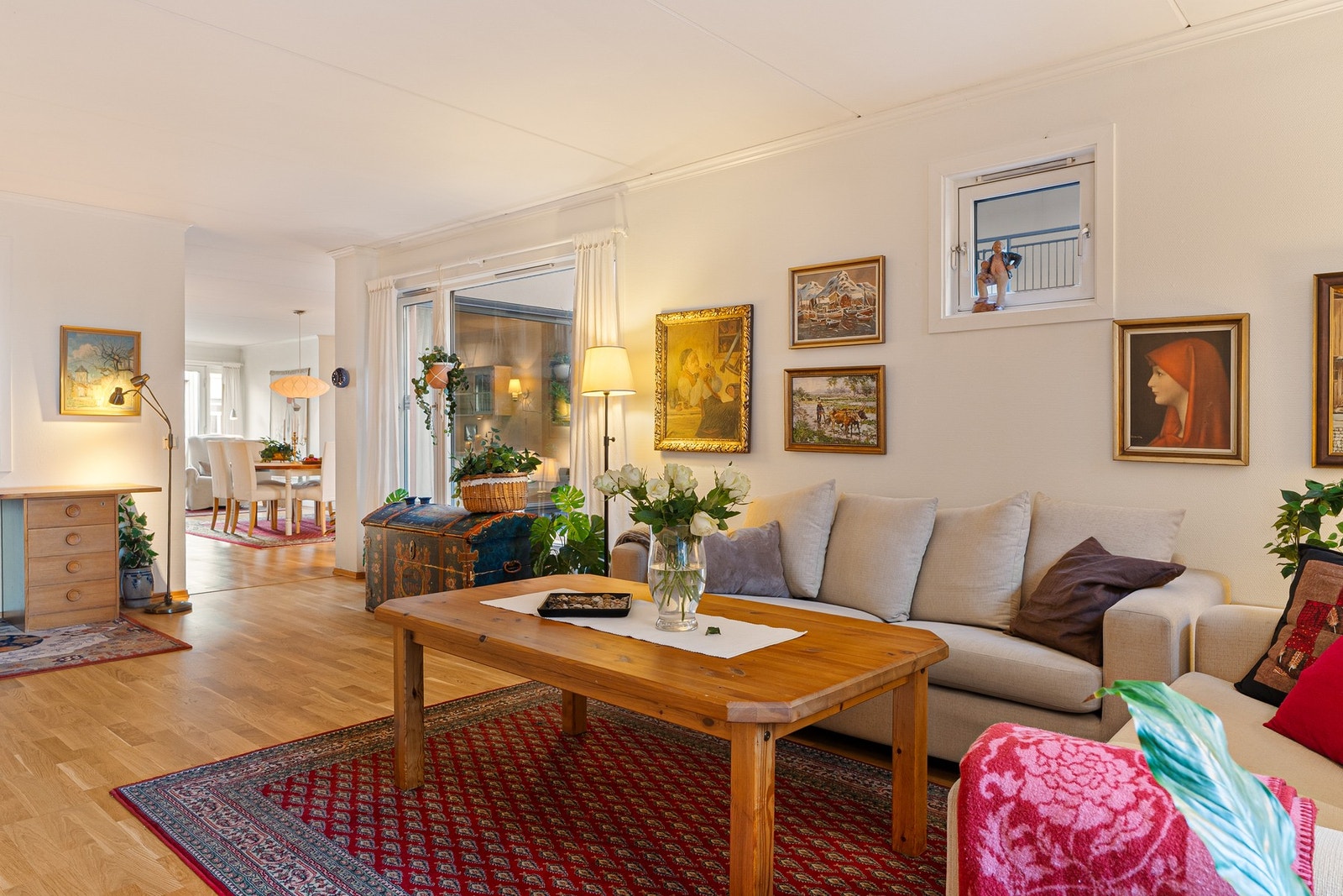 Den andre stuen ligger for seg selv med kjøkkenet i midten. Galleribilde