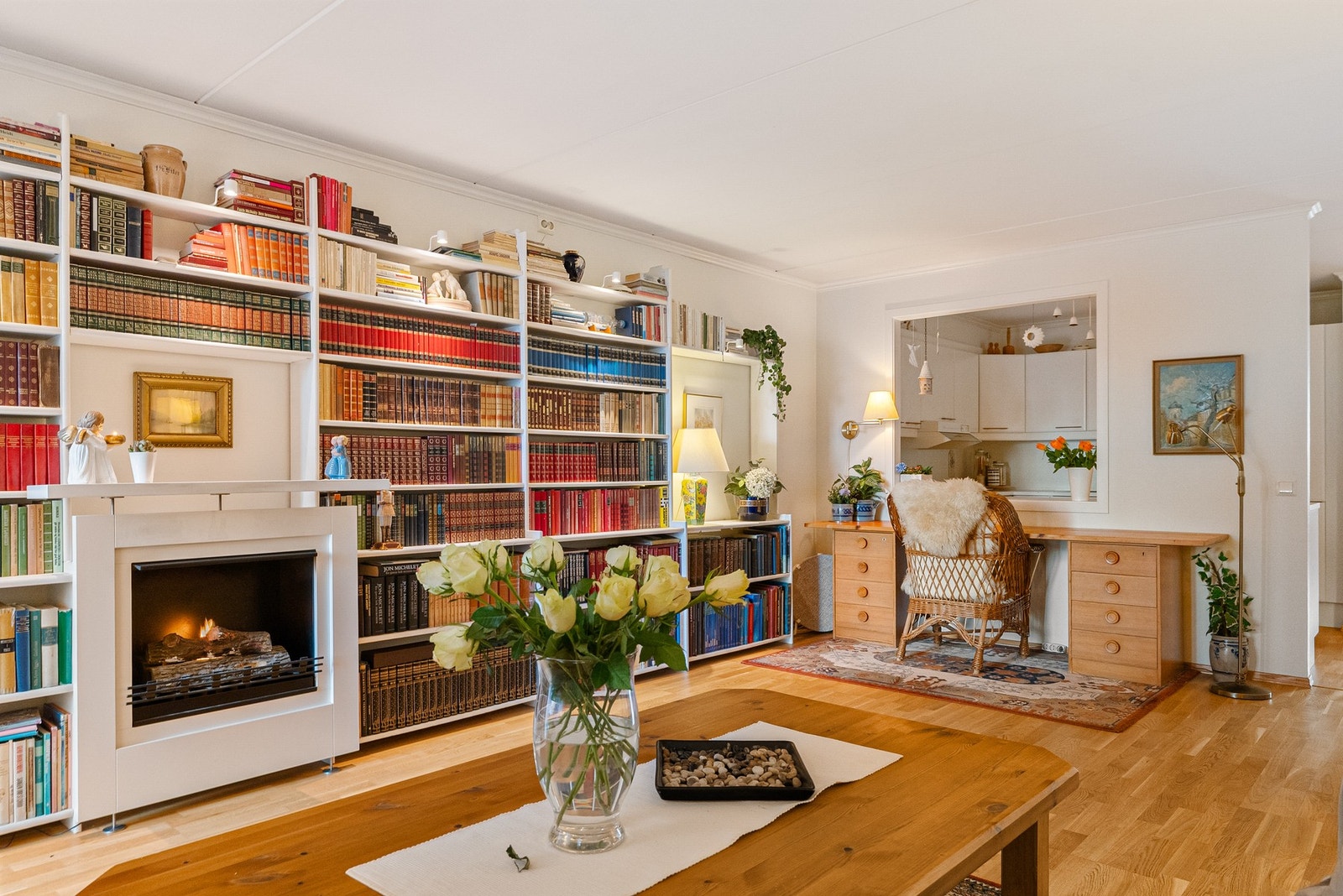 Stue med åpning til kjøkkenet. Biopeis kan medfølge. Galleribilde