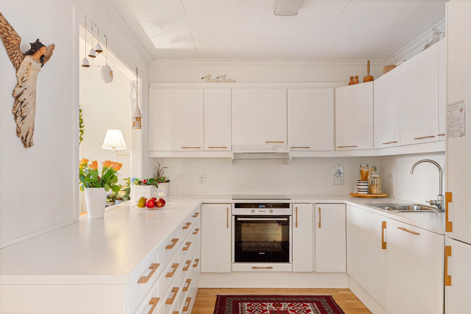 Pent og praktisk kjøkken med integrerte hvitevarer. Galleribilde