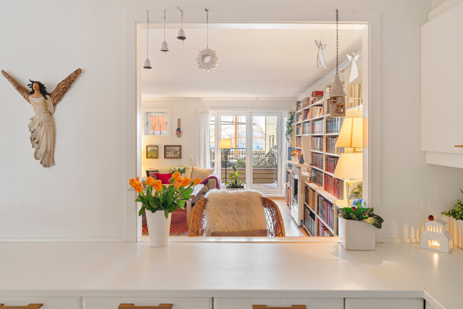 En stor åpning kobler kjøkkenet til hovedstuen. Galleribilde