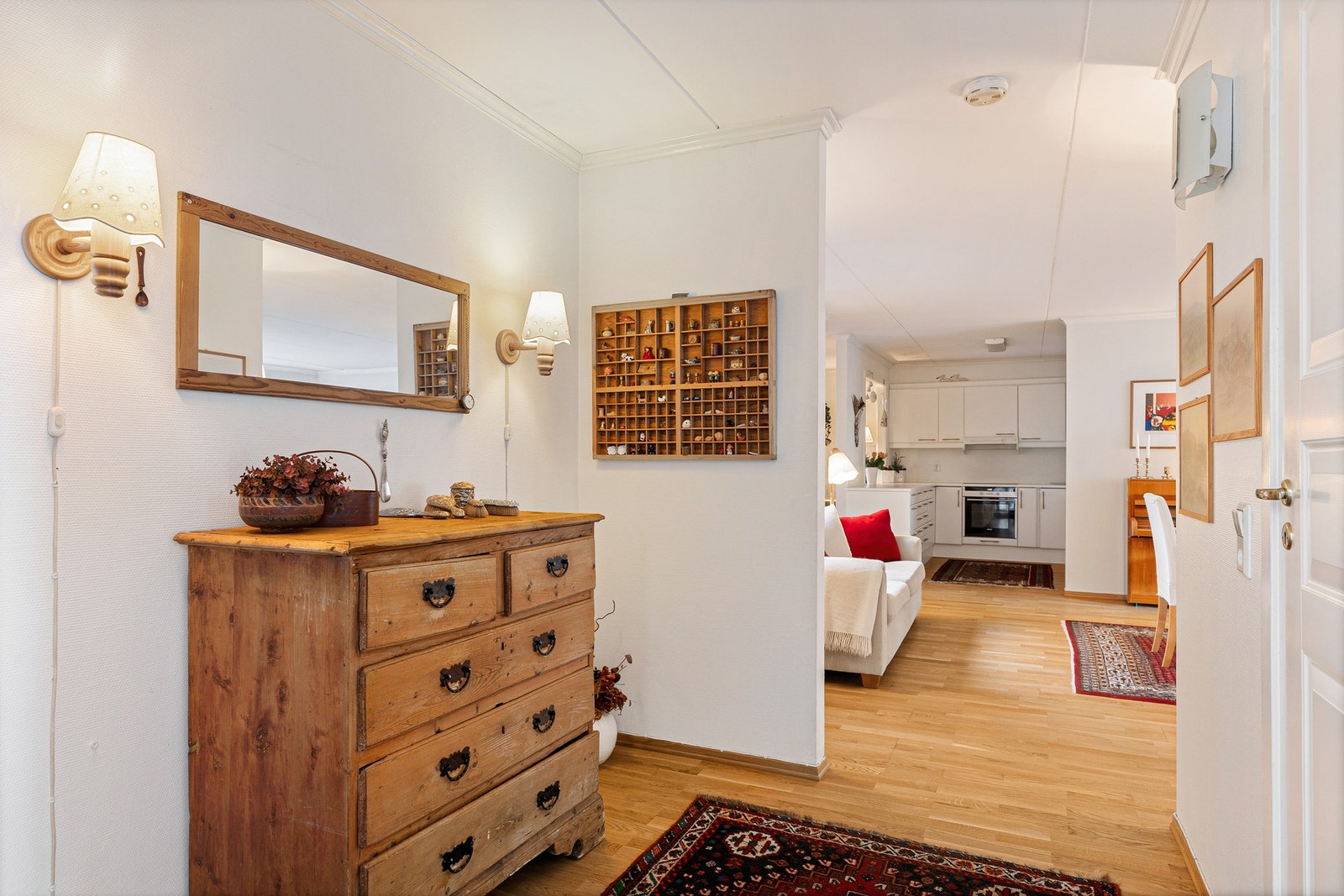 Entré med inngang til stue/kjøkken. Galleribilde