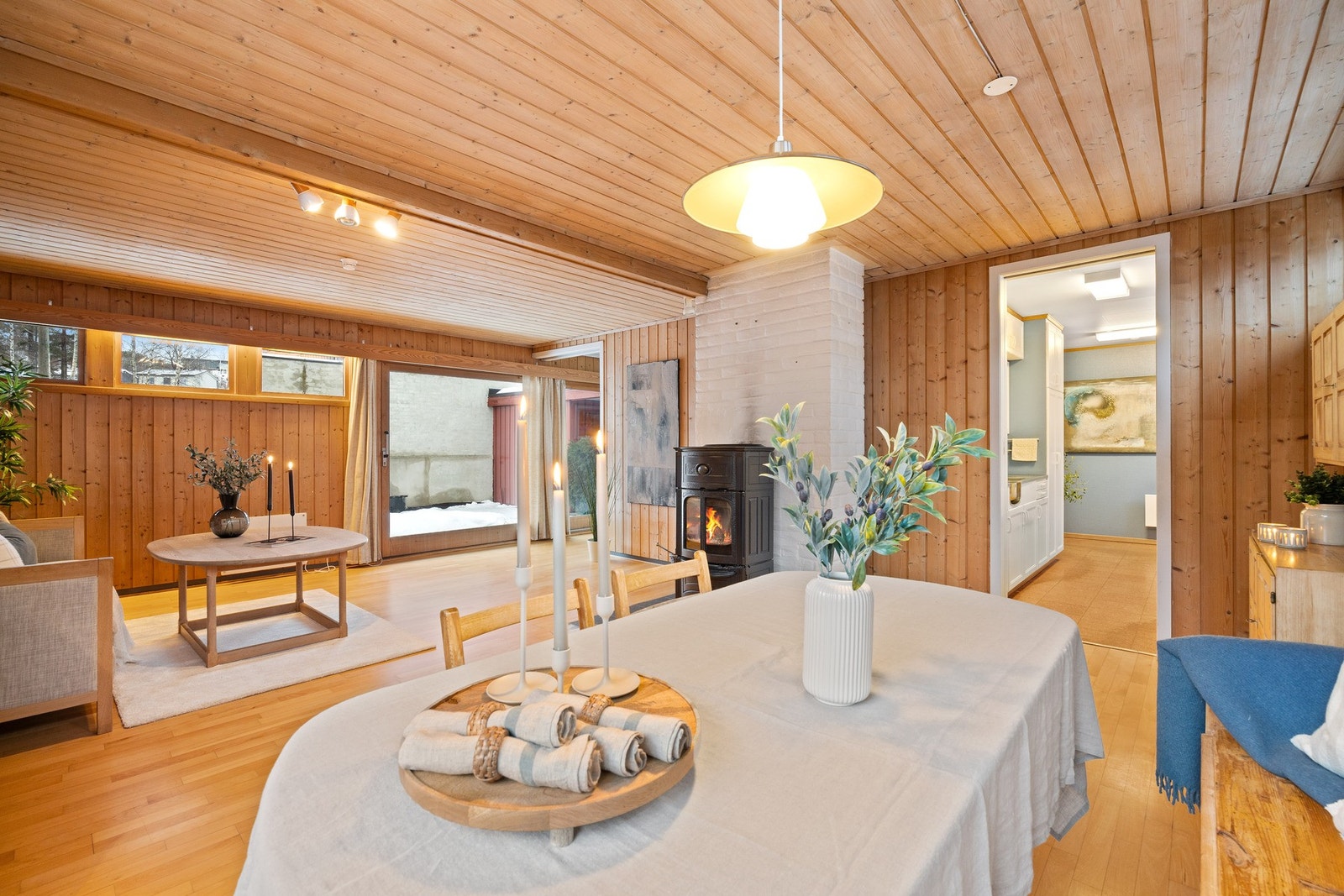 Åpen løsning inn til kjøkkenet Galleribilde