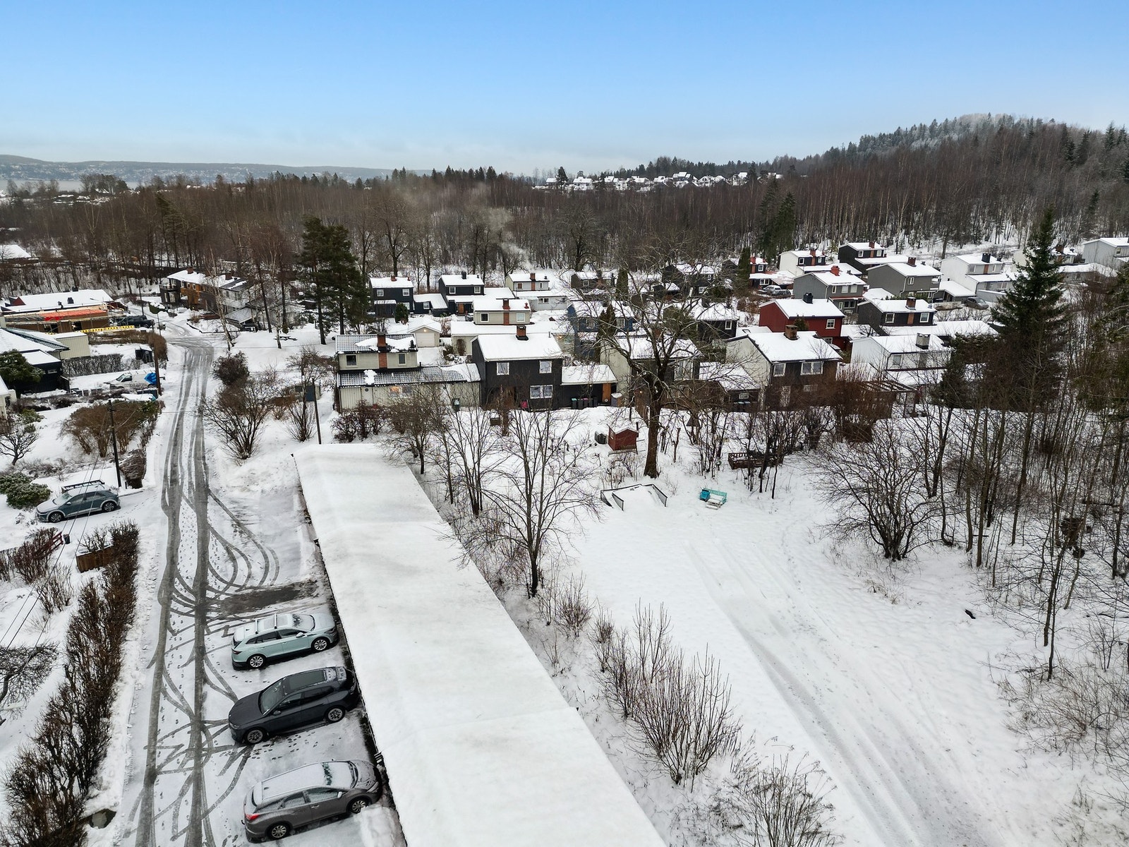 Garasje i felles garasjerekke like ved boligen medfølger Galleribilde