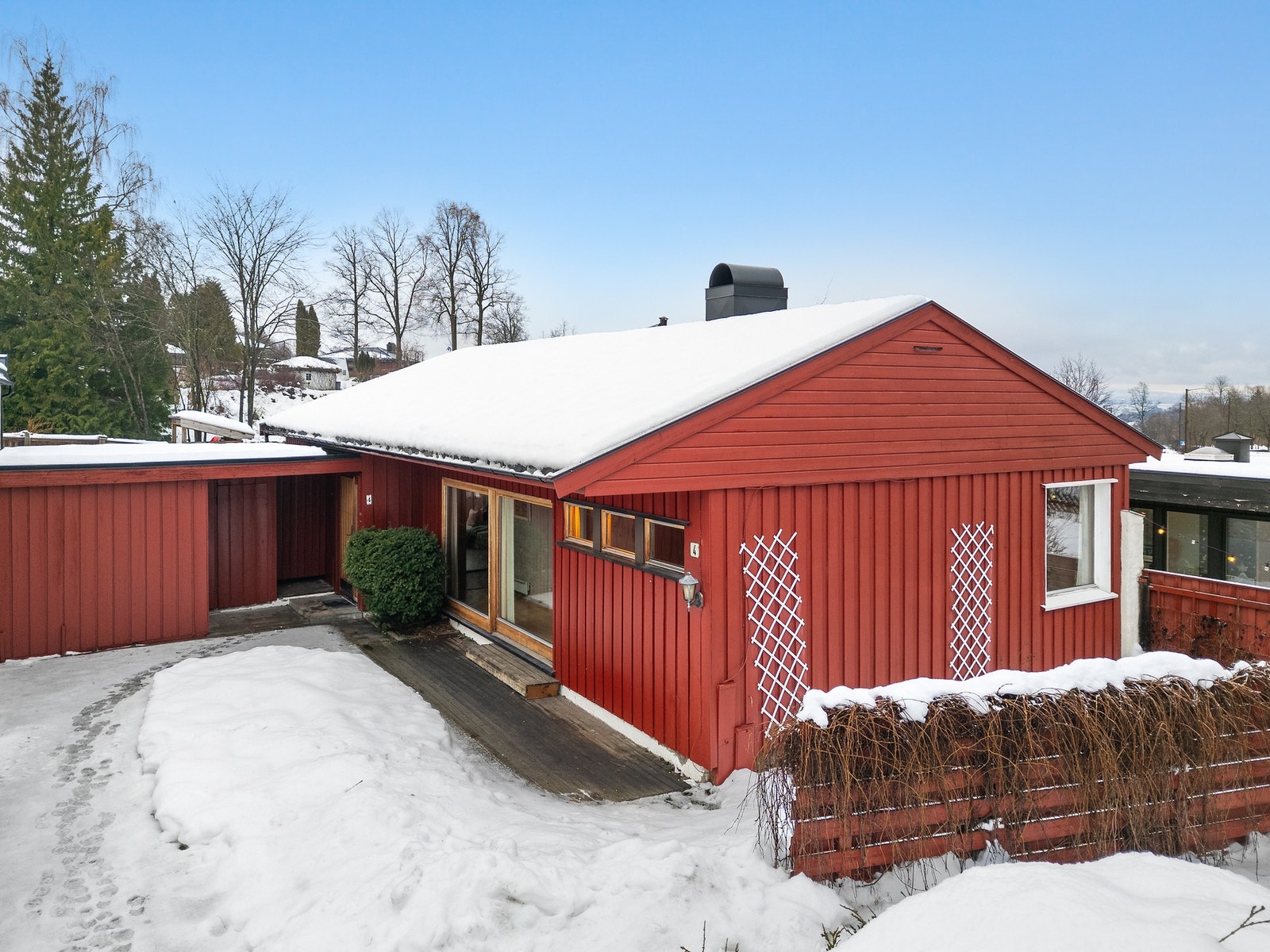 Kjedet enebolig med tre boliger hvorav denne ligger i midten. Gårdsplass utenfor med muligheter for parkering Galleribilde