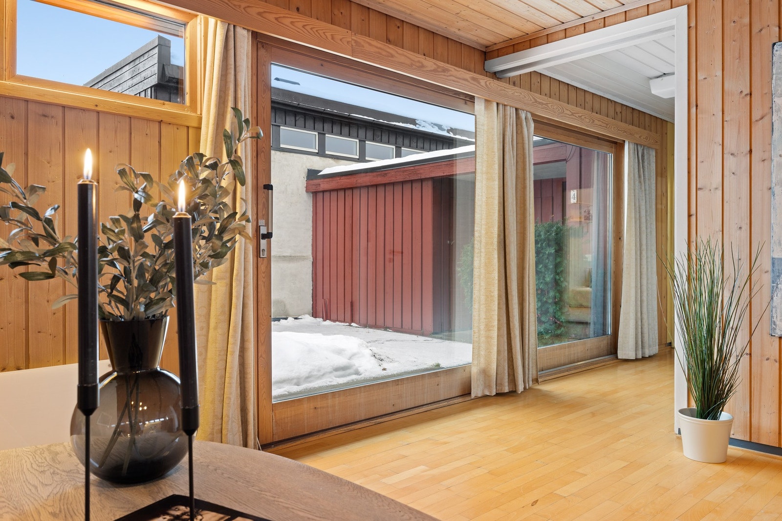 Store vindusflater fra tak til gulv gir masse deilig lys inn Galleribilde