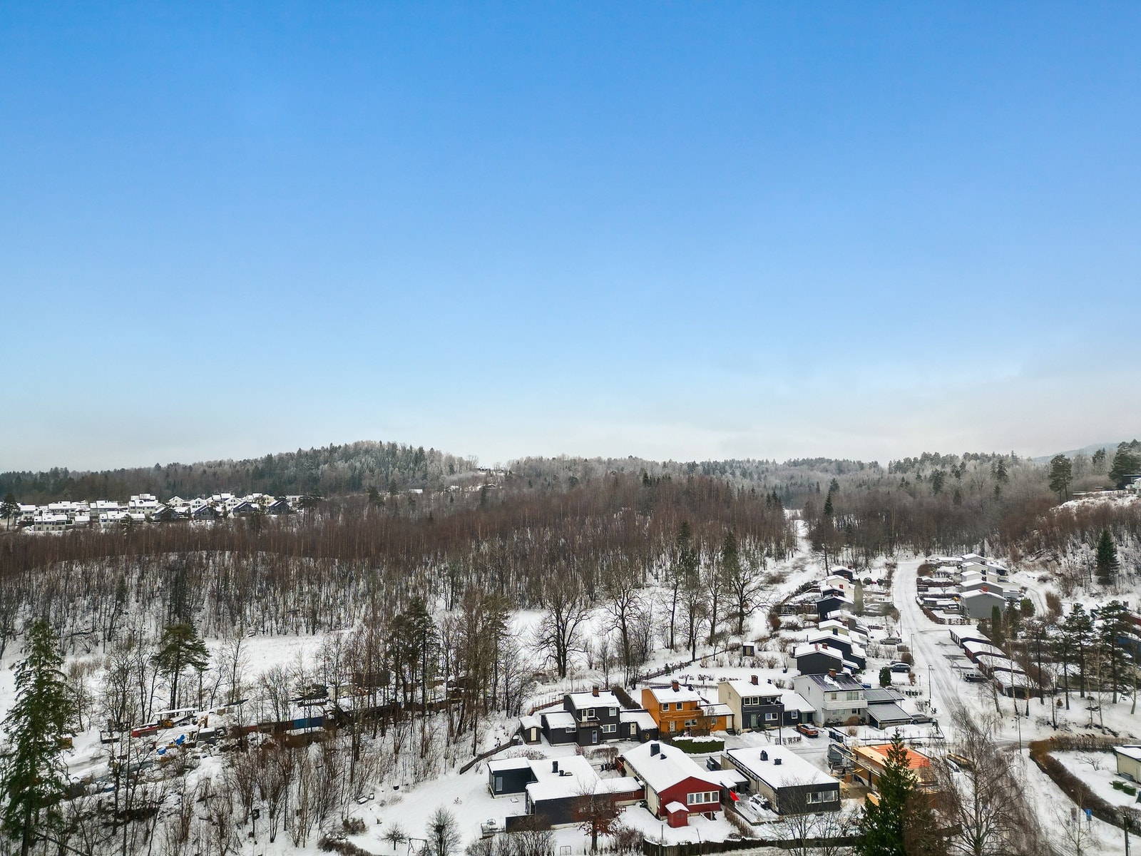 Ta skiene i hånda og rusle bort til skiløypene rett bak boligen Galleribilde