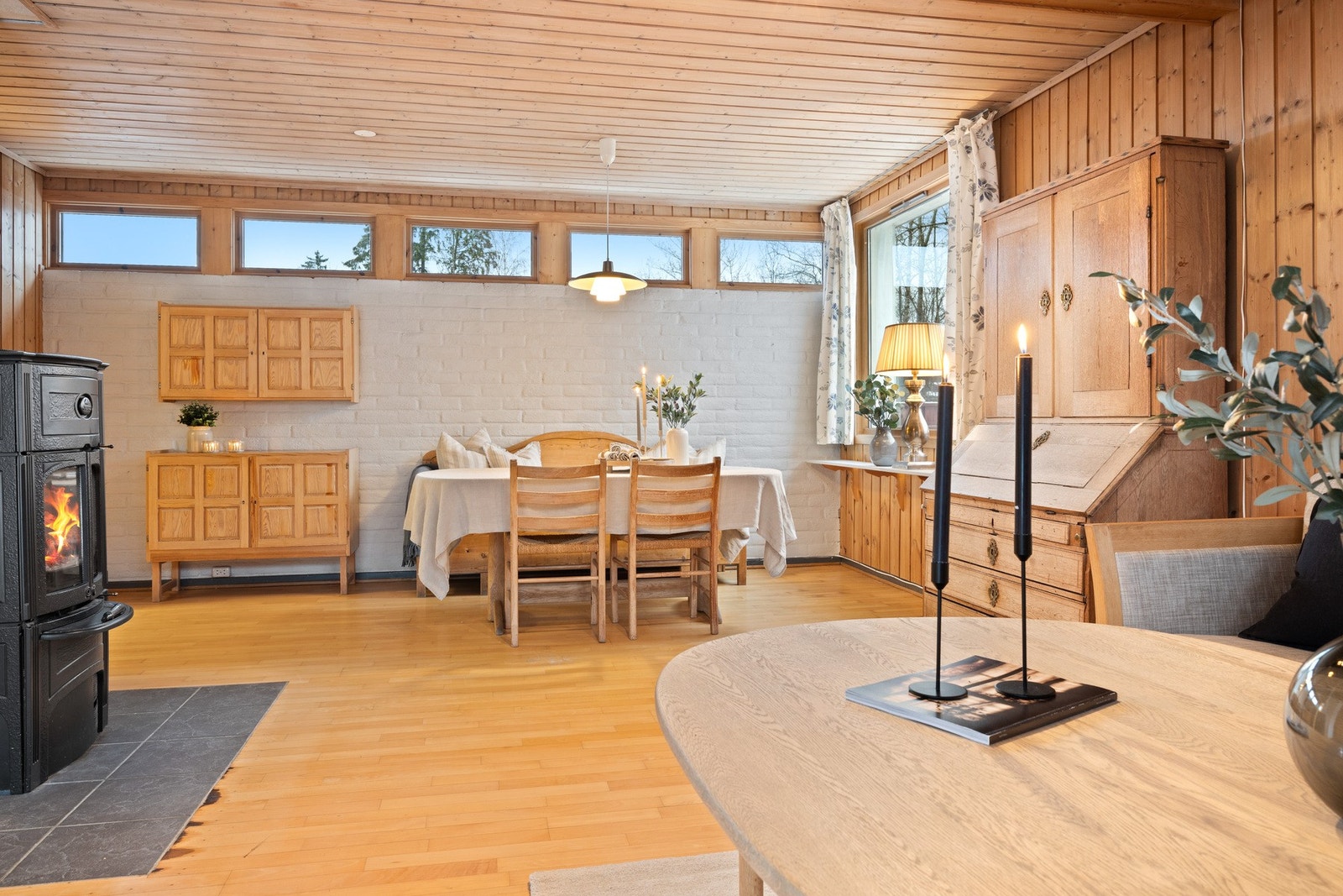 Det er fin arkitektur som gir boligen særpreg og et stort rom for potensial! Galleribilde