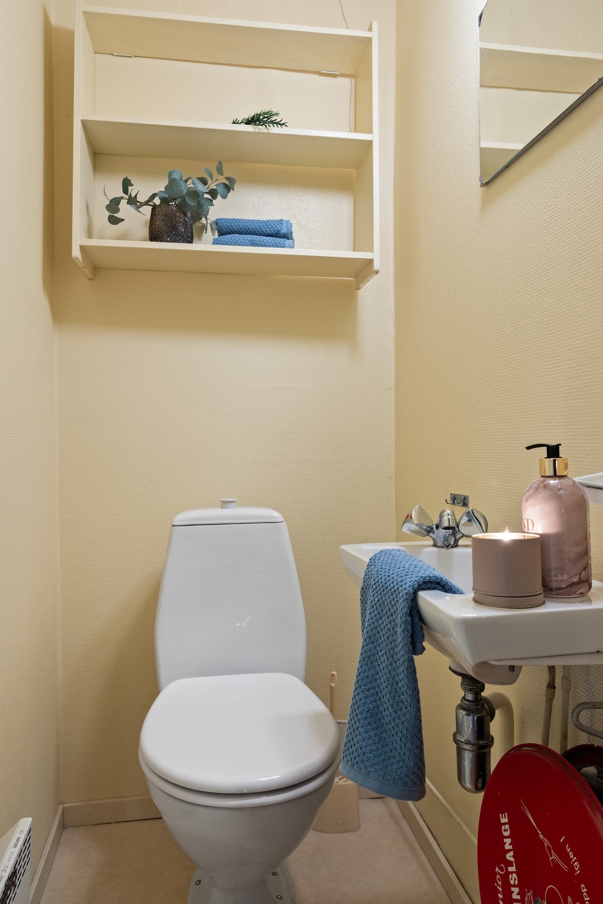 Separat toalett vegg-i-vegg baderommet Galleribilde