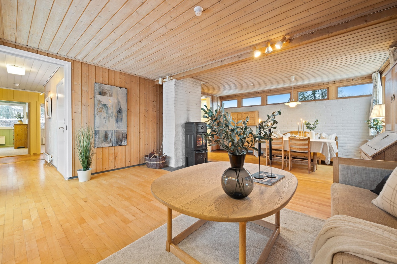 Stor stue/spisestue med god plass til sofamøblement og spisebord Galleribilde