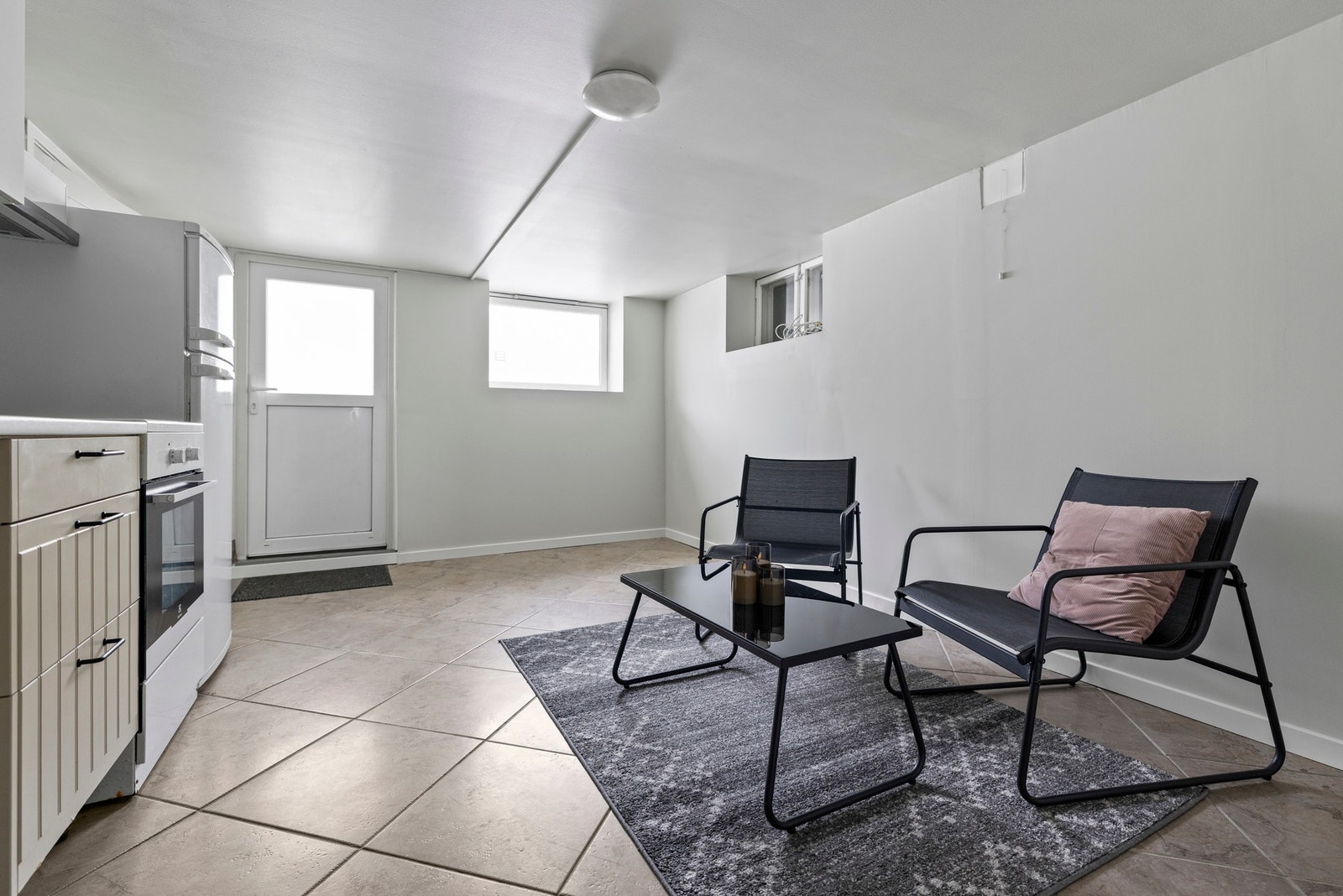 Det foreligger ikke dokumentasjon på godkjent bruksendring fra tilleggsdel til hoveddel i kjelleren. Det anbefales å undersøke ytterligere med byggesakskontoret i Vestby kommune. Galleribilde