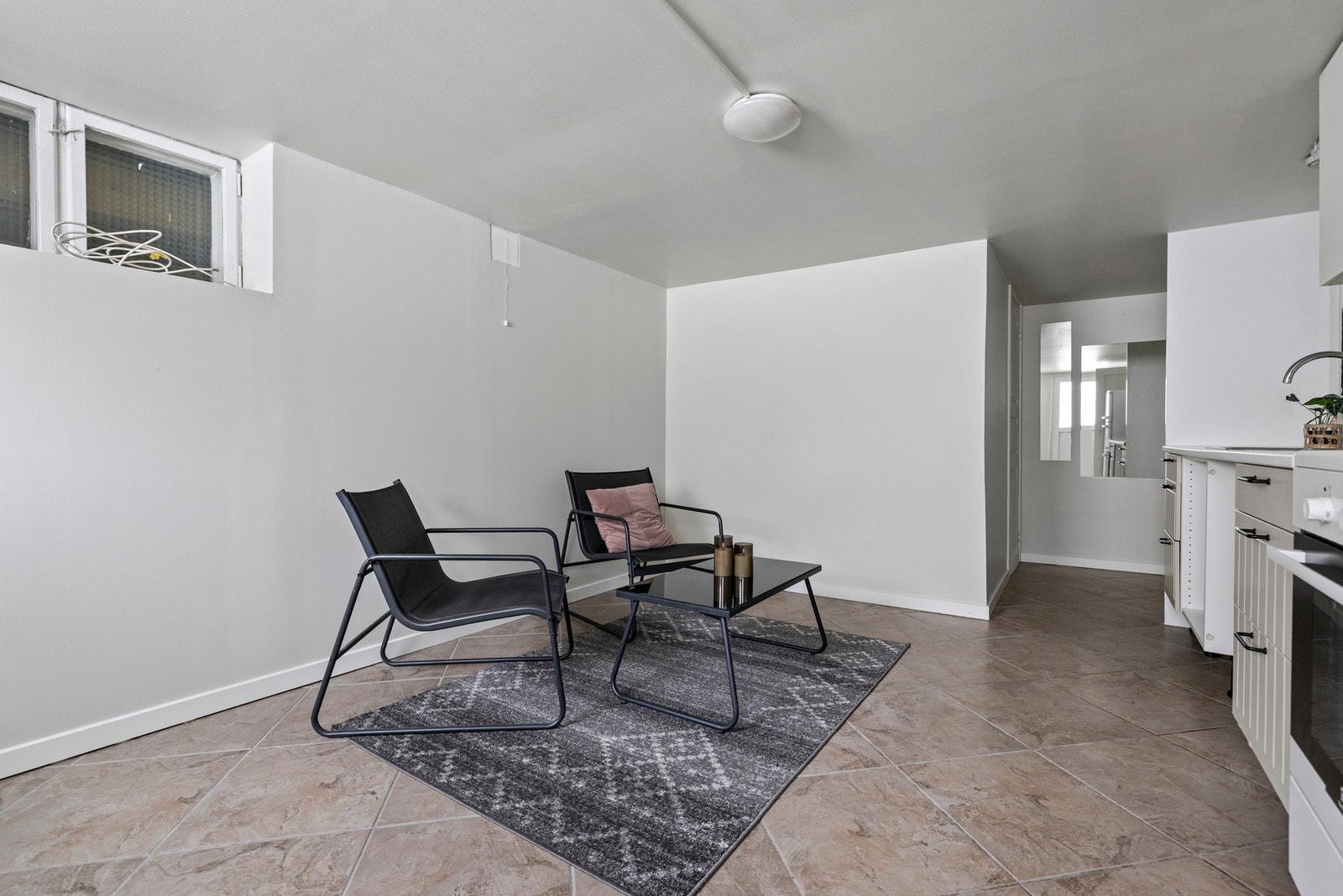 Ved endring fra tilleggsdel til hoveddel for bygg oppført før 1.juli 2011 (TEK10) kan takhøyde ned til 200 cm godkjennes. Målt takhøyde i kjeller: 193-200 cm. Galleribilde