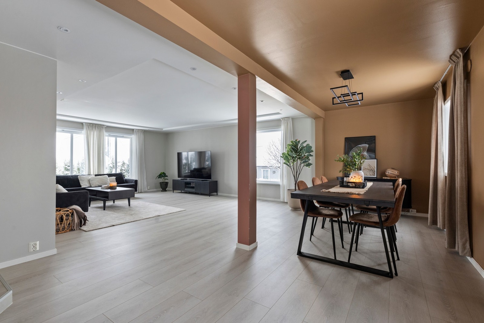 Store vindusflater sørger for godt med naturlig lysinnslipp. Galleribilde