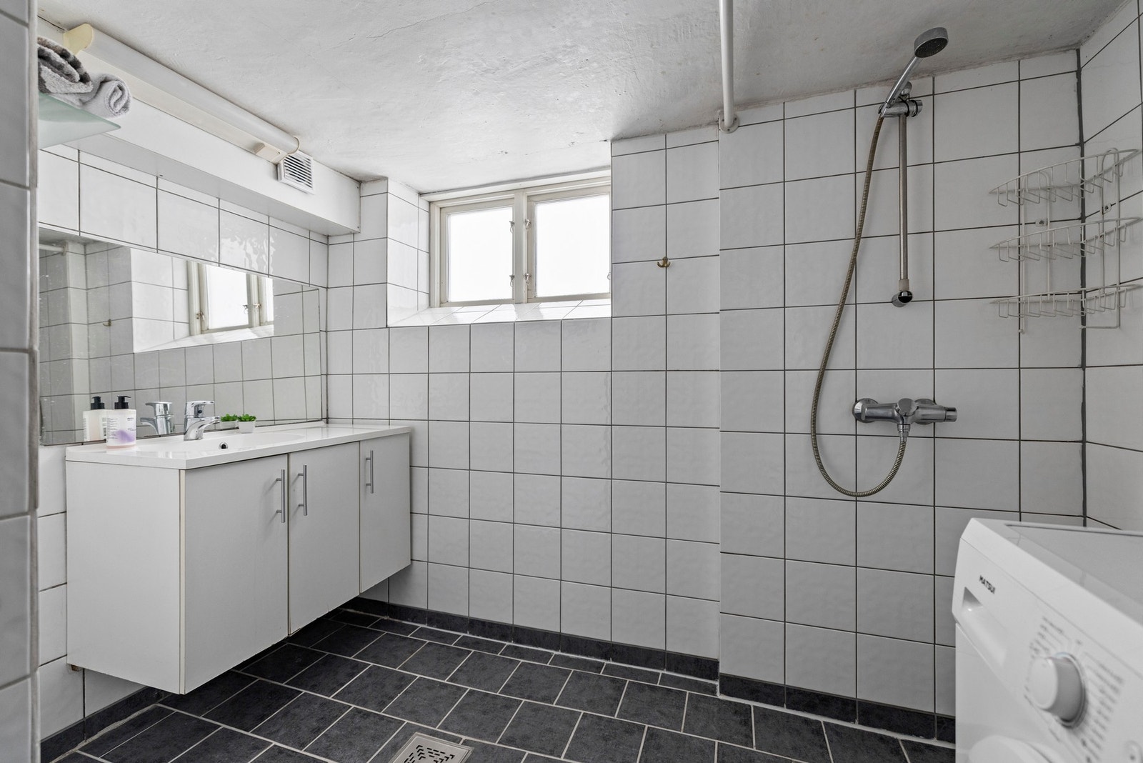 Romslig bad med opplegg for vaskemaskin. Galleribilde