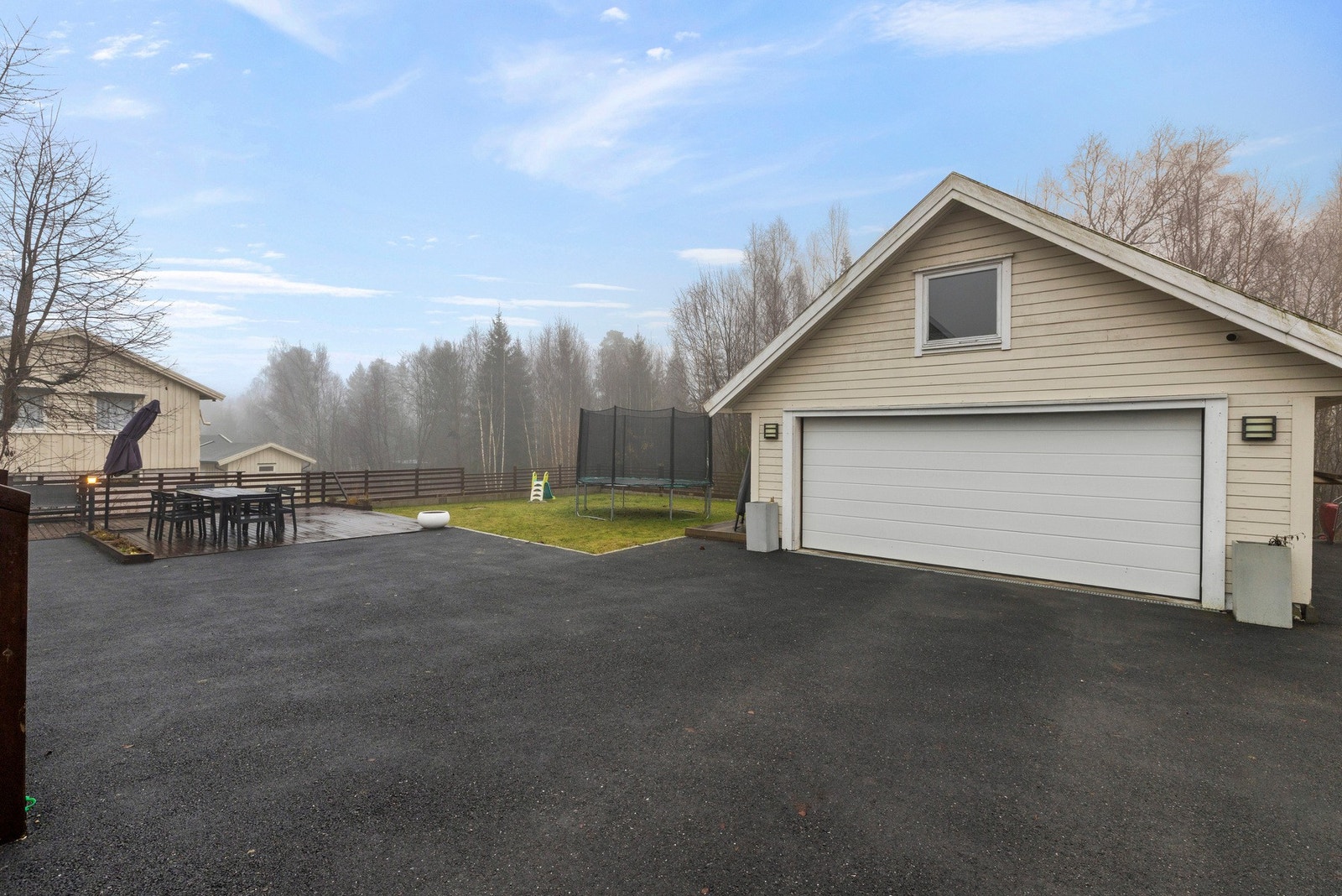 Gode parkeringsmuligheter både i garasje og på asfaltert innkjørsel. Galleribilde