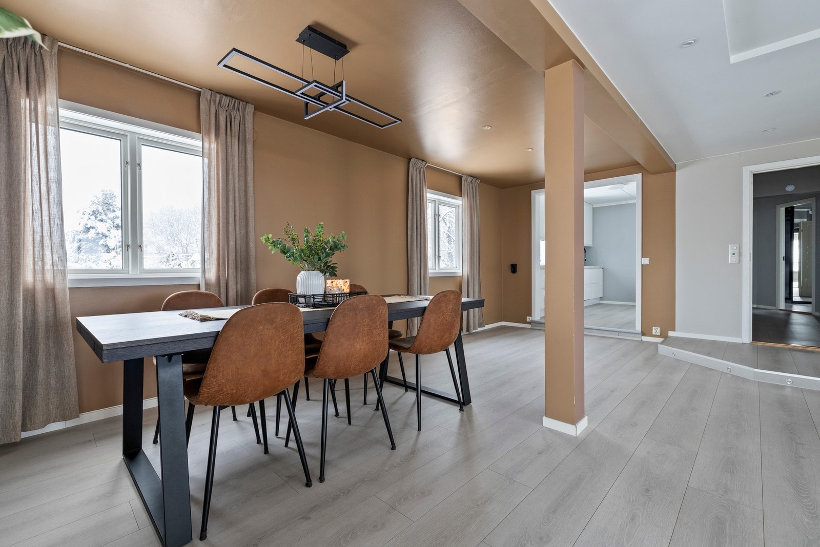 Kjøkkenet ligger i delvis åpen løsning til oppholdsrommet. Galleribilde