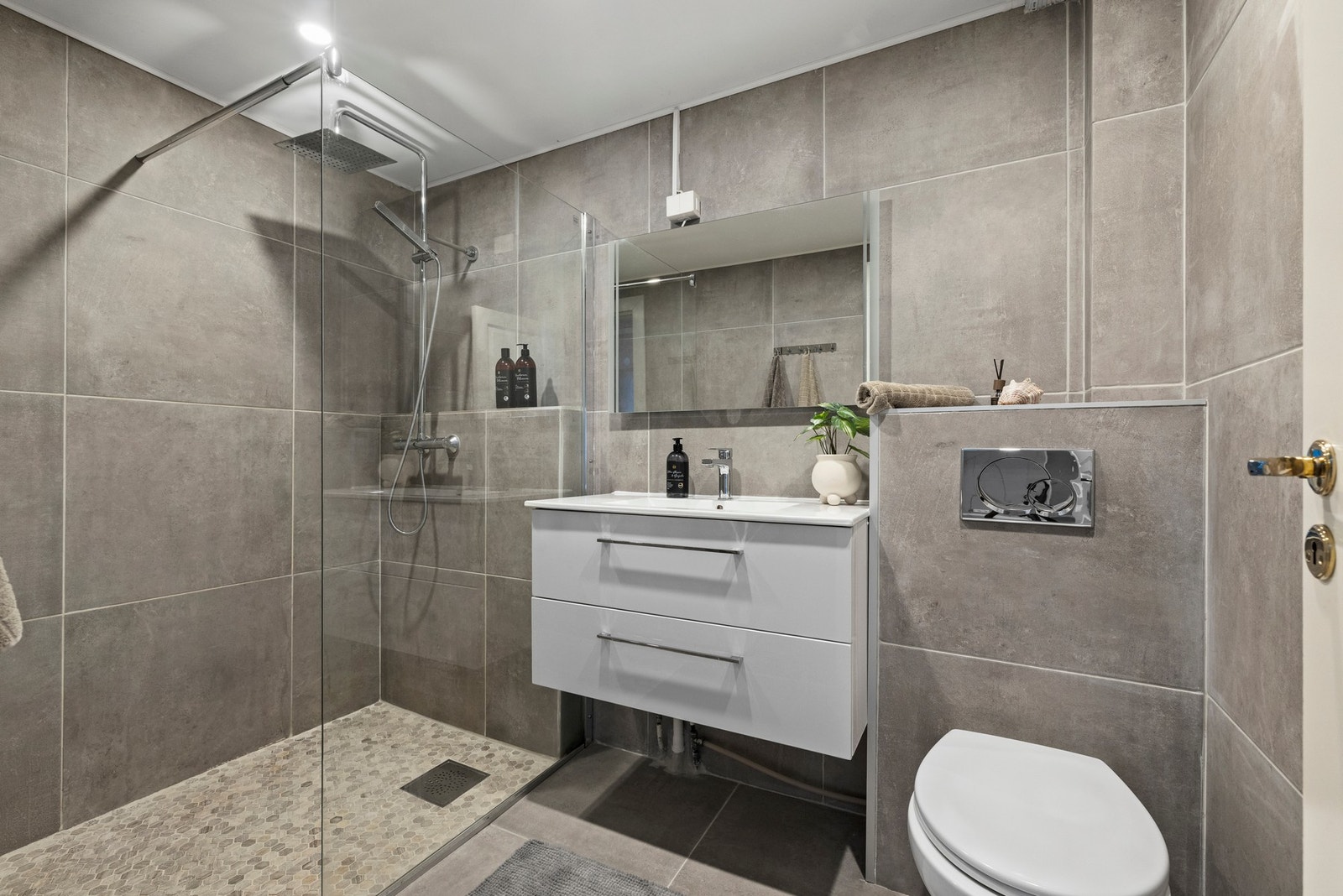 Delikat, flislagt bad, oppgradert i 2020 med nye fliser (flis på flis) samt nytt sanitærutstyr. Galleribilde