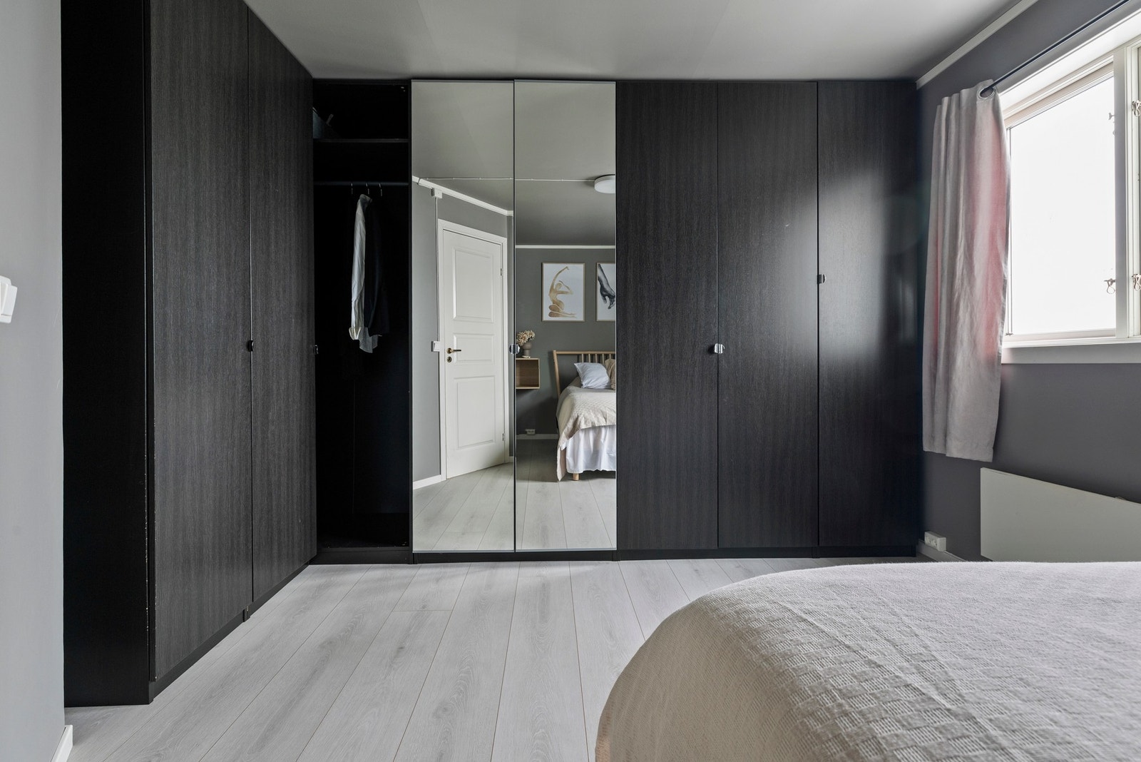 Massevis av oppbevaringsplass i garderobeskap. Galleribilde