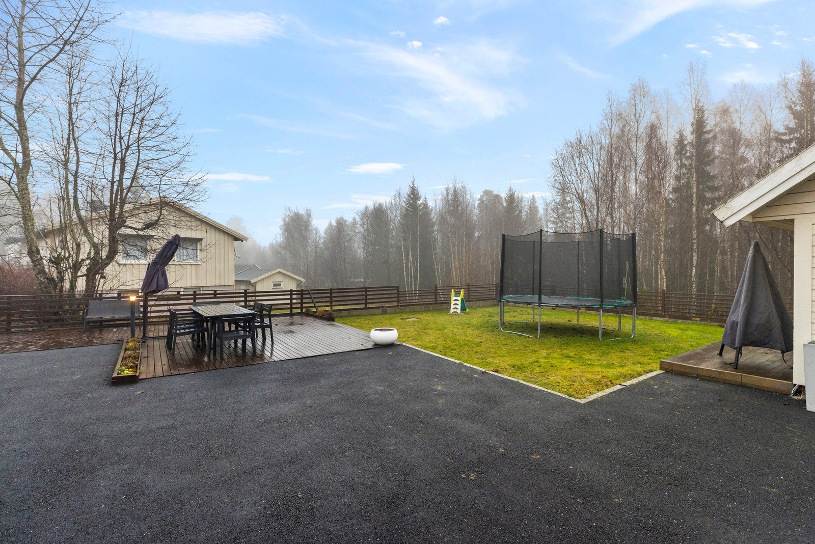 Med både platting, gressplen og asfaltert vei er det enkelt å dele opp i ulike soner. Galleribilde