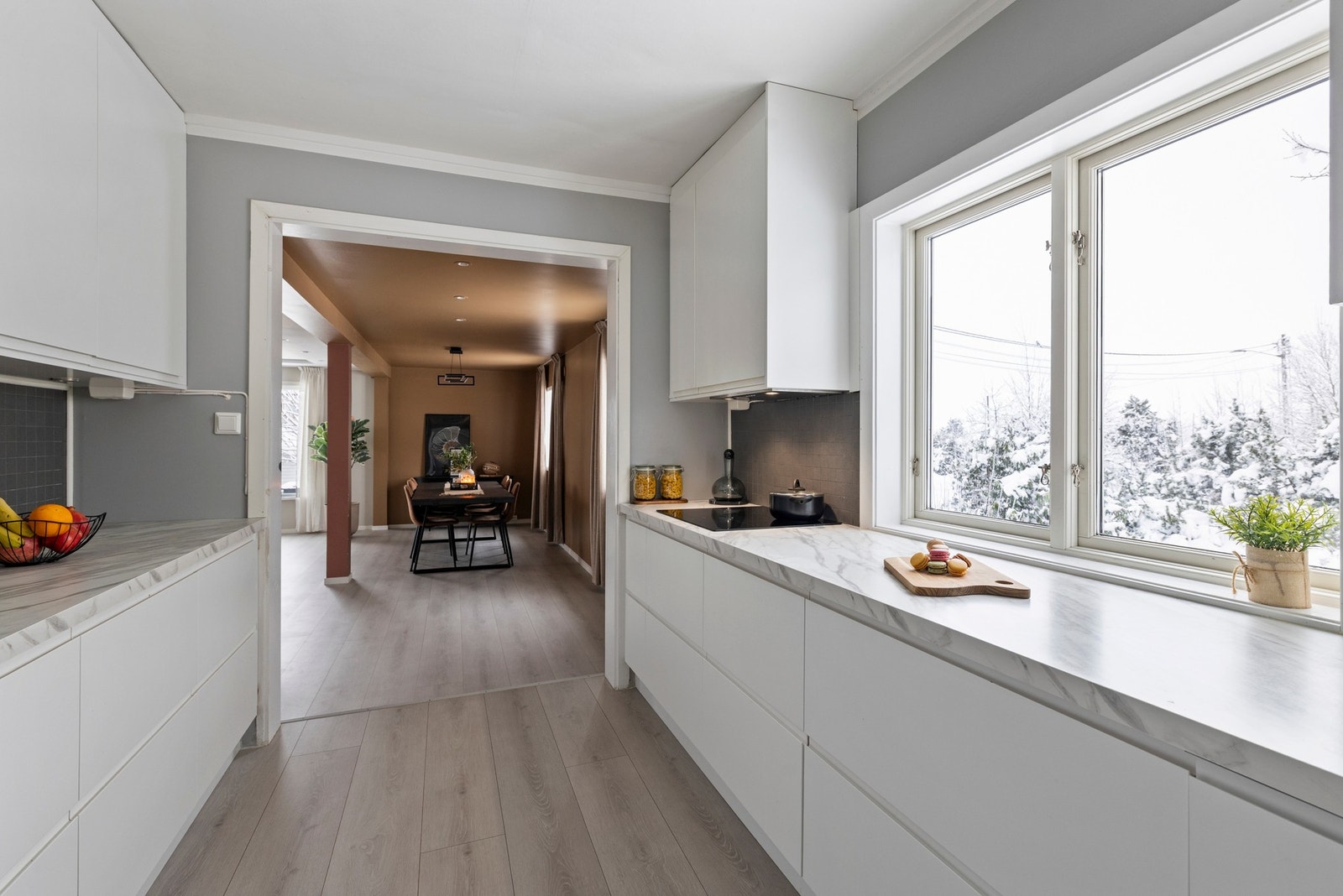 Her er det godt med skap- og benkeplass. Galleribilde