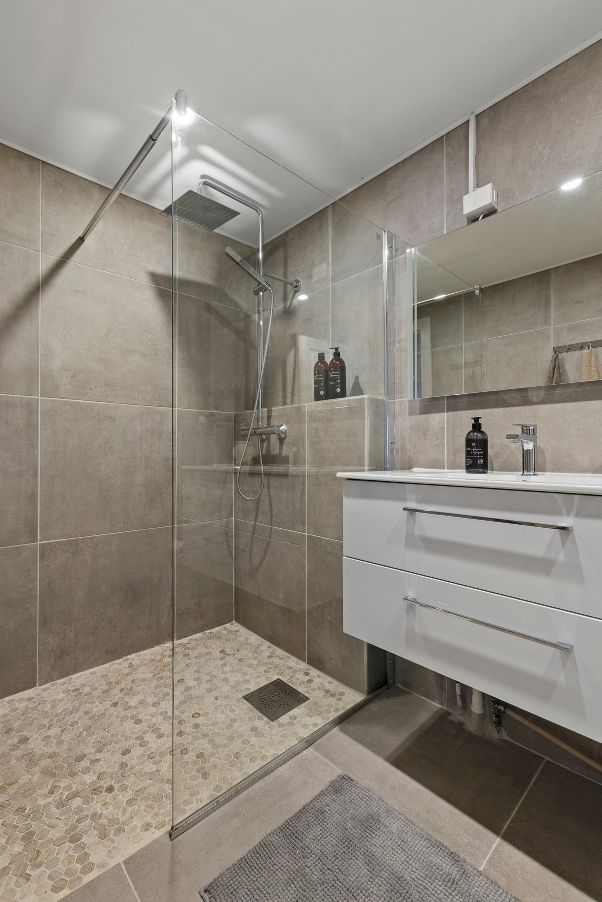 Legg merke til de flotte gulvflisene i dusjen! Galleribilde