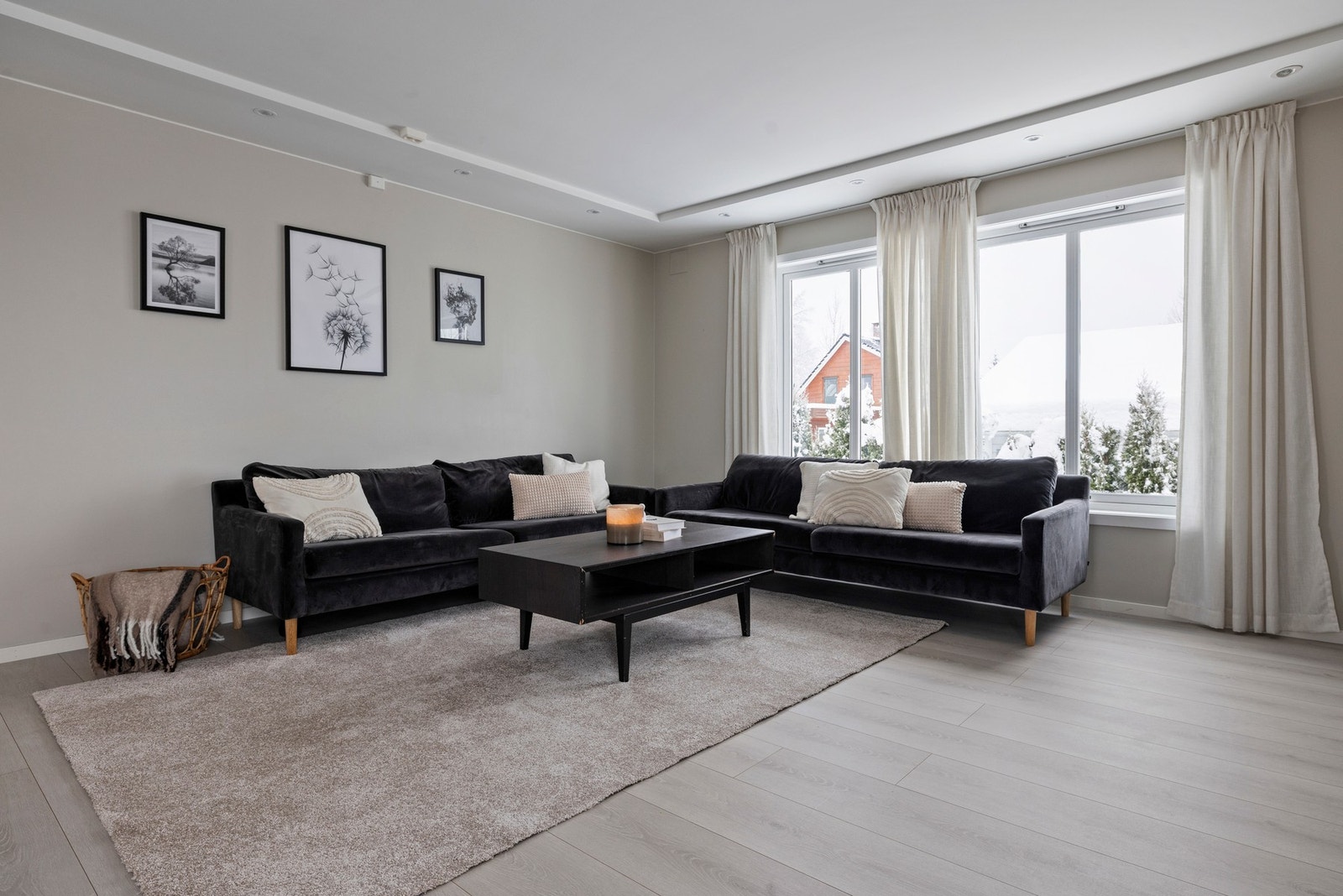 Rommet er malt i en moderne og behagelig tone. I taket er det montert downlights. Galleribilde