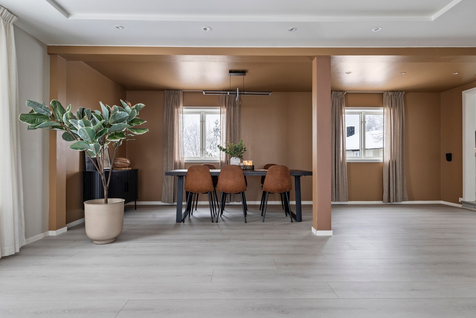 Spisestuen er malt i en stilren tone som gir ro og varme, perfekt for å nyte deilige måltider i godt selskap. Galleribilde