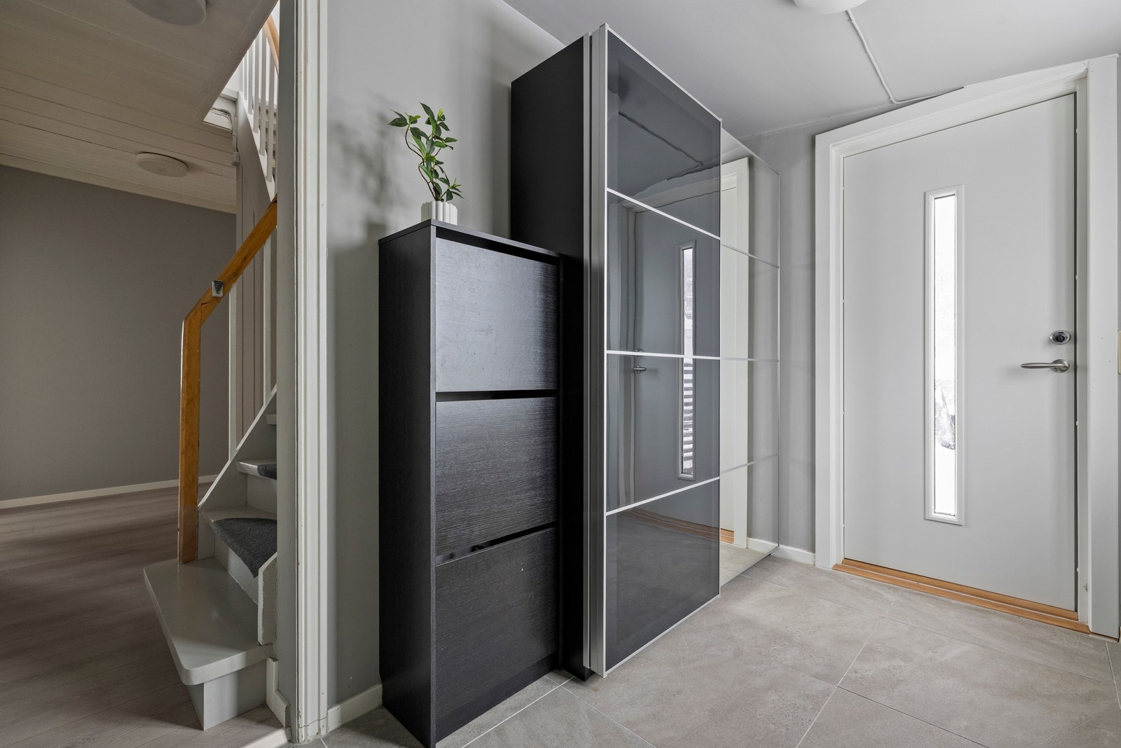 Det er plass til å henge fra seg yttertøy. Galleribilde