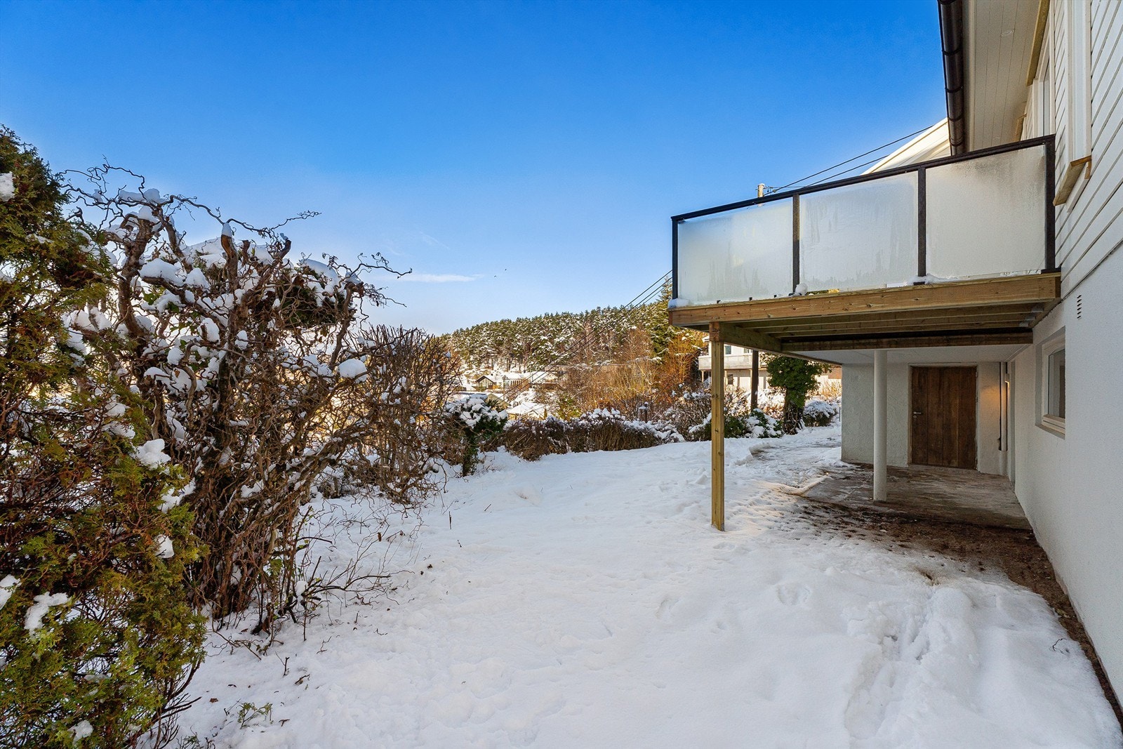 Hage utenfor underetasjen Galleribilde