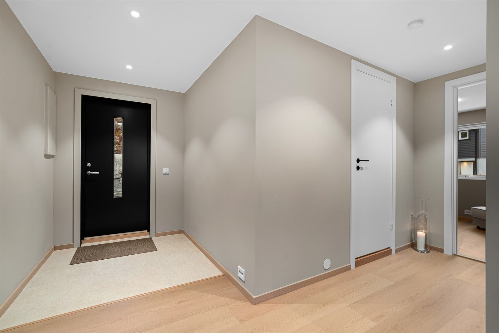 Fra ytterdøren kommer du rett inn til gangen med direkte tilgang inn til badet Galleribilde