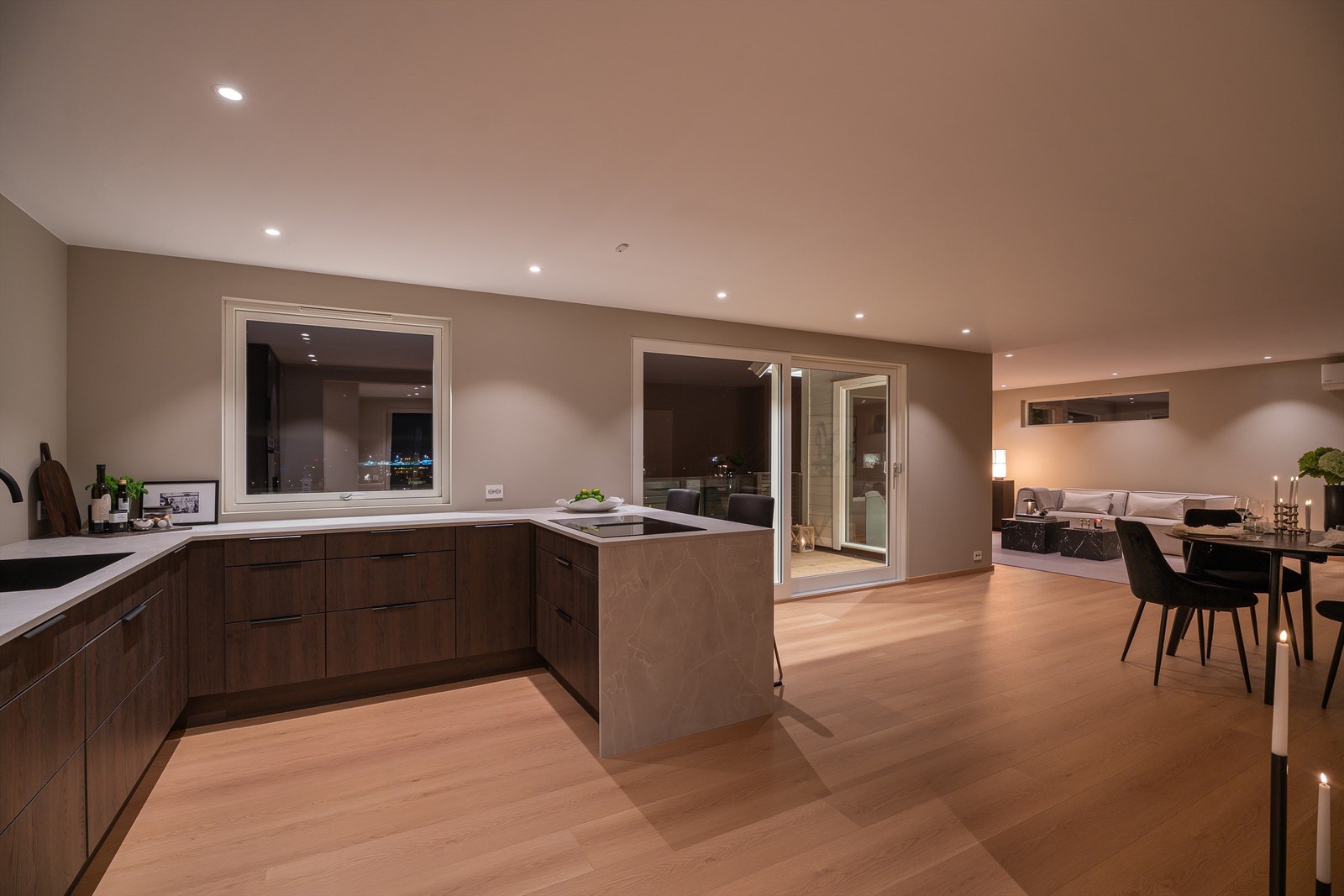 Åpen stue-/kjøkkenløsning gir rommet et luftig uttrykk og god romfølelse Galleribilde