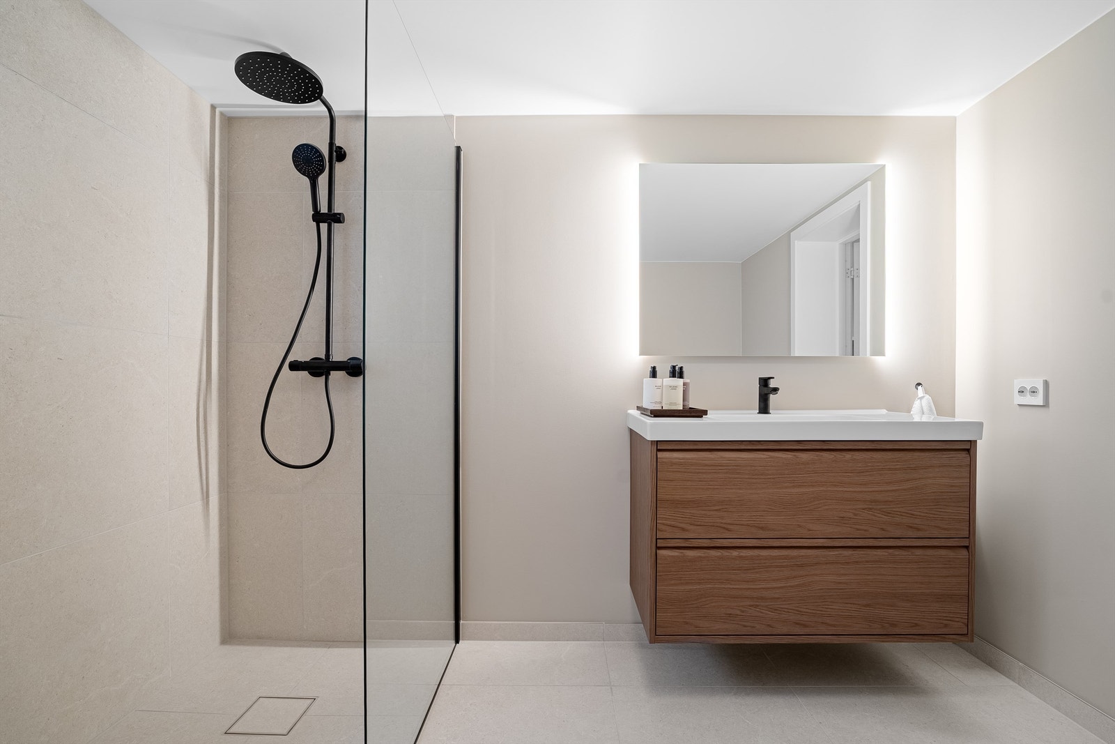 Moderne og lyst bad med hånd/-regndusj Galleribilde