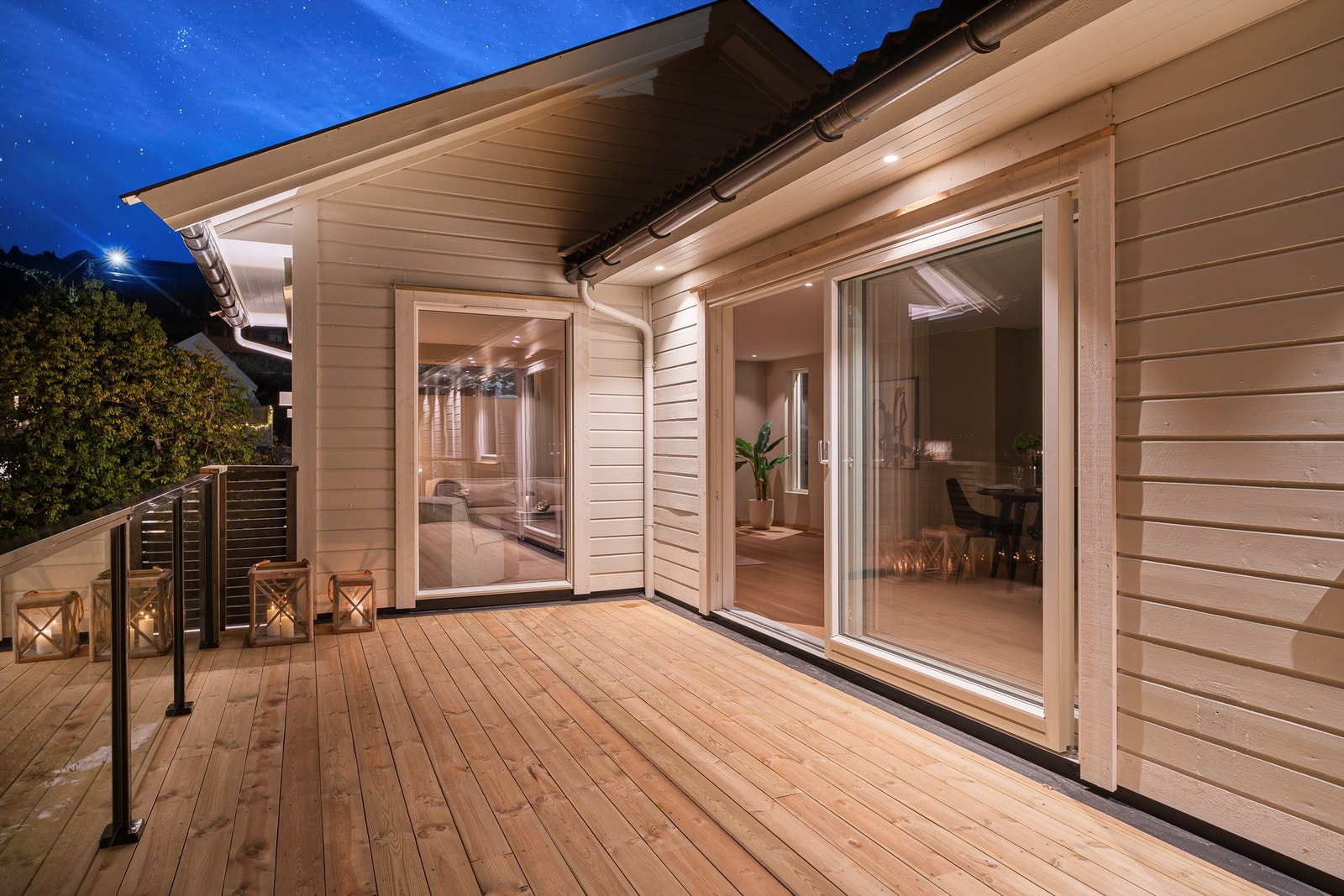 Fra stuen/kjøkkenet kommer du direkte ut på terrassen Galleribilde