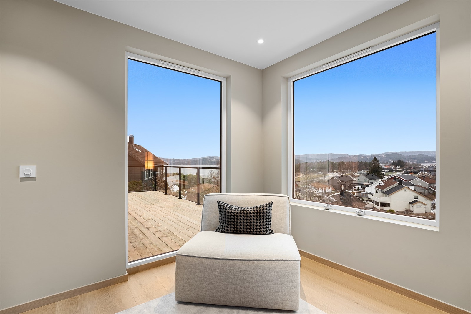 Utsikten mot sjøen fra stuen Galleribilde